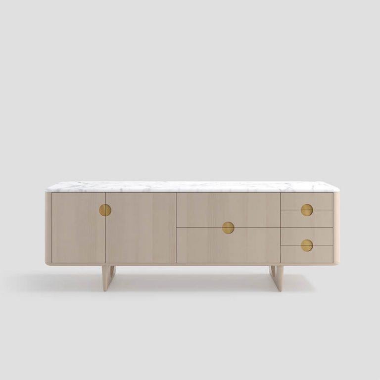Falegnameria Credenza Dolmen - Faggio nordico con inserti in ottone in vendita
