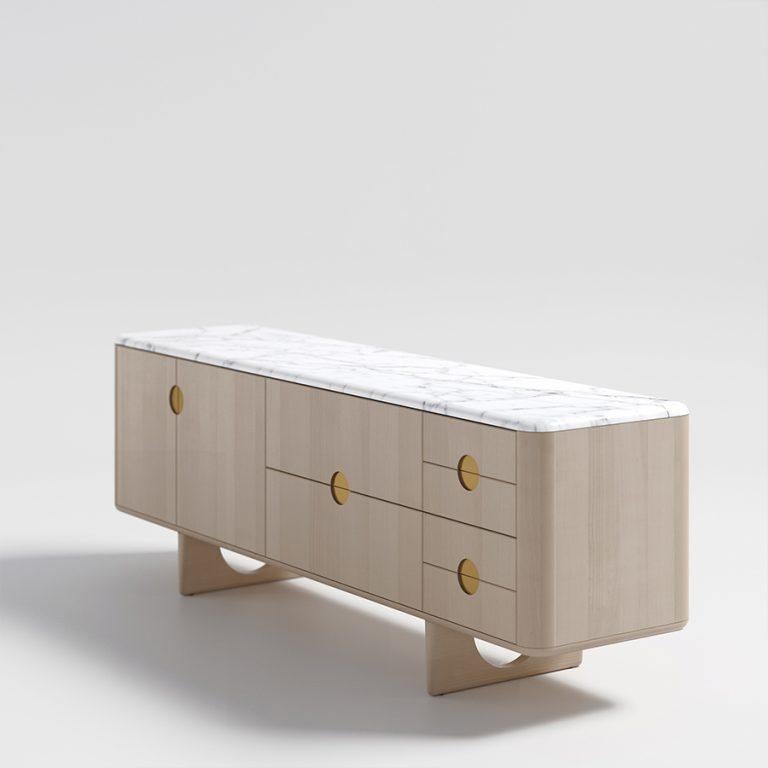 Credenza Dolmen - Faggio nordico con inserti in ottone In condizioni Nuovo in vendita a San Pedro Garza García, N.L.