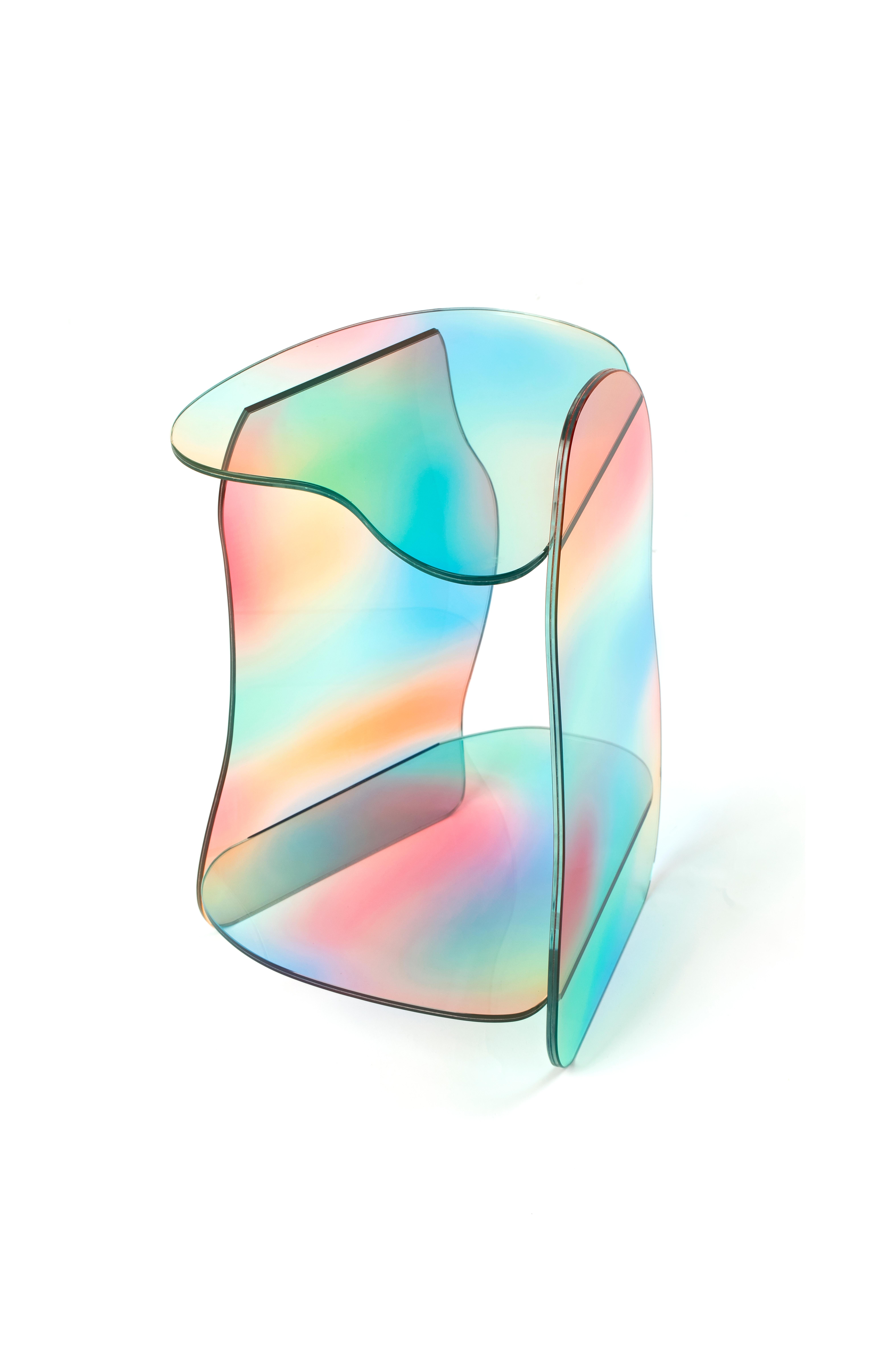 Table d'appoint Dolmen en verre dichroïque sculptée par Studio-Chacha
Dimensions : 37 x 38 x 66 cm
Matériaux : Verre, film

Studio-Chacha est un studio de mobilier d'art haut de gamme fondé en 2017 qui crée une nouvelle esthétique avec une