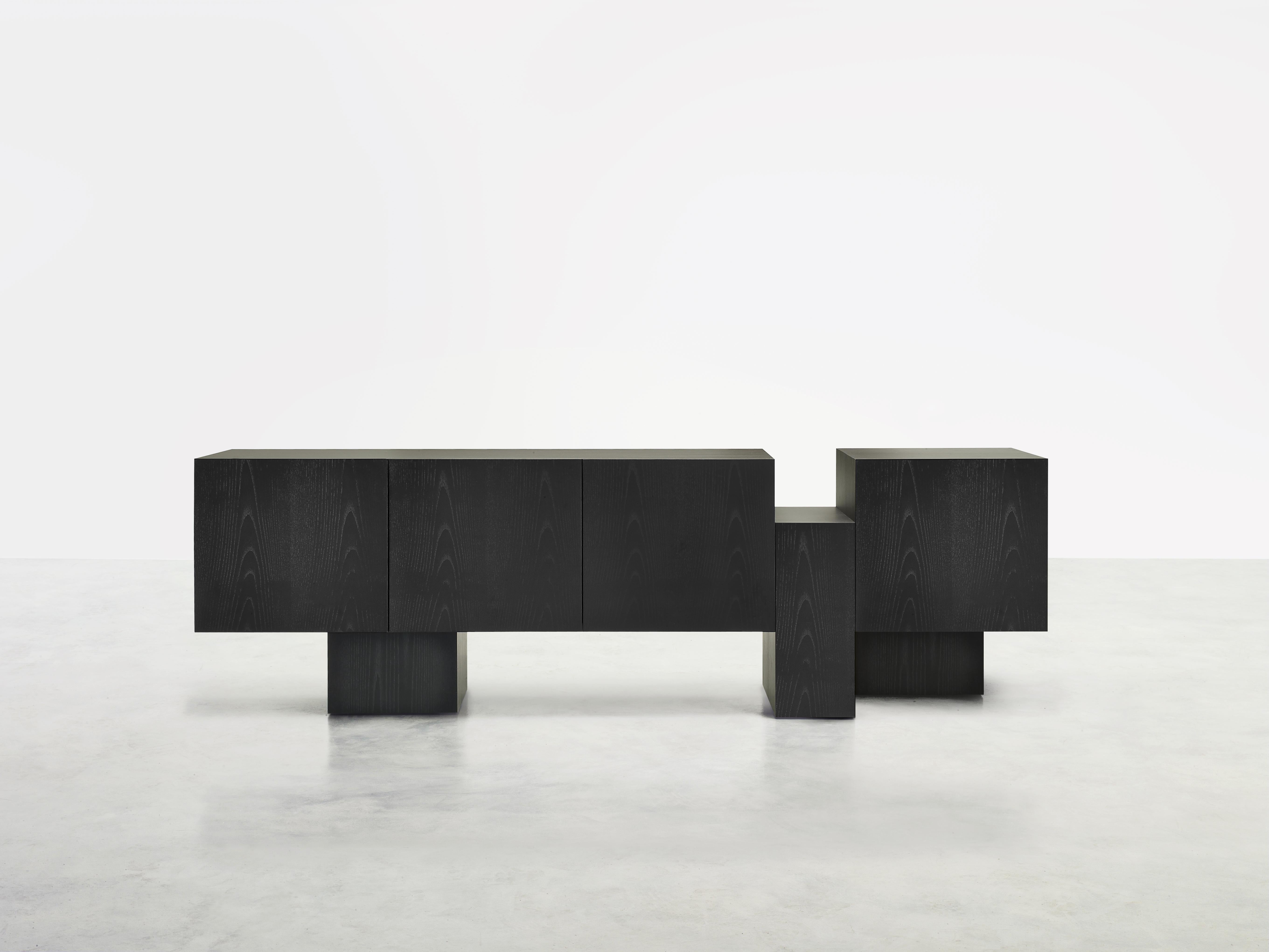 Enfilade Dolmen de Somaschini
Dimensions : L 234 x D 50 x H 71 cm
Matériaux : Structure et portes en contreplaqué avec une finition à 45 degrés. Portes avec système d'ouverture push-pull. Compartiments intérieurs avec trois tablettes en verre
