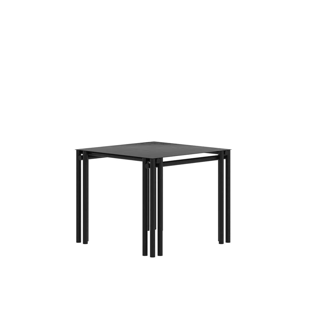Der Dolmen Square Dining Table ist ein röhrenförmiger Tisch, der sowohl für den Innen- als auch für den Außenbereich geeignet ist. 
Er wird in Handarbeit aus galvanisiertem Aluminium gefertigt und mit einer matten elektrostatischen Beschichtung