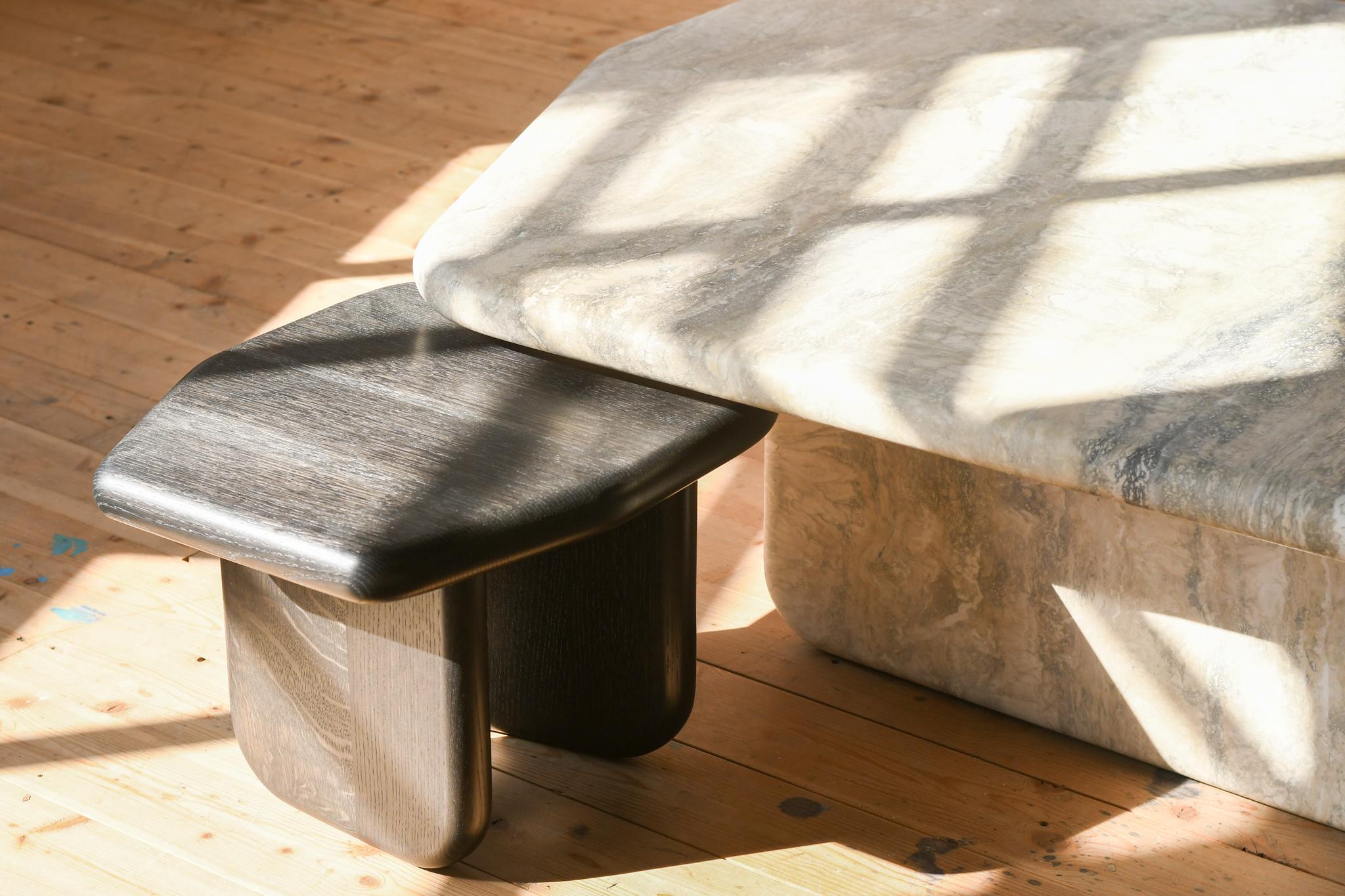 Dolmen-Tisch, Paar aus silbernem Travertin und ebonisierter Eiche, Paar im Angebot 4