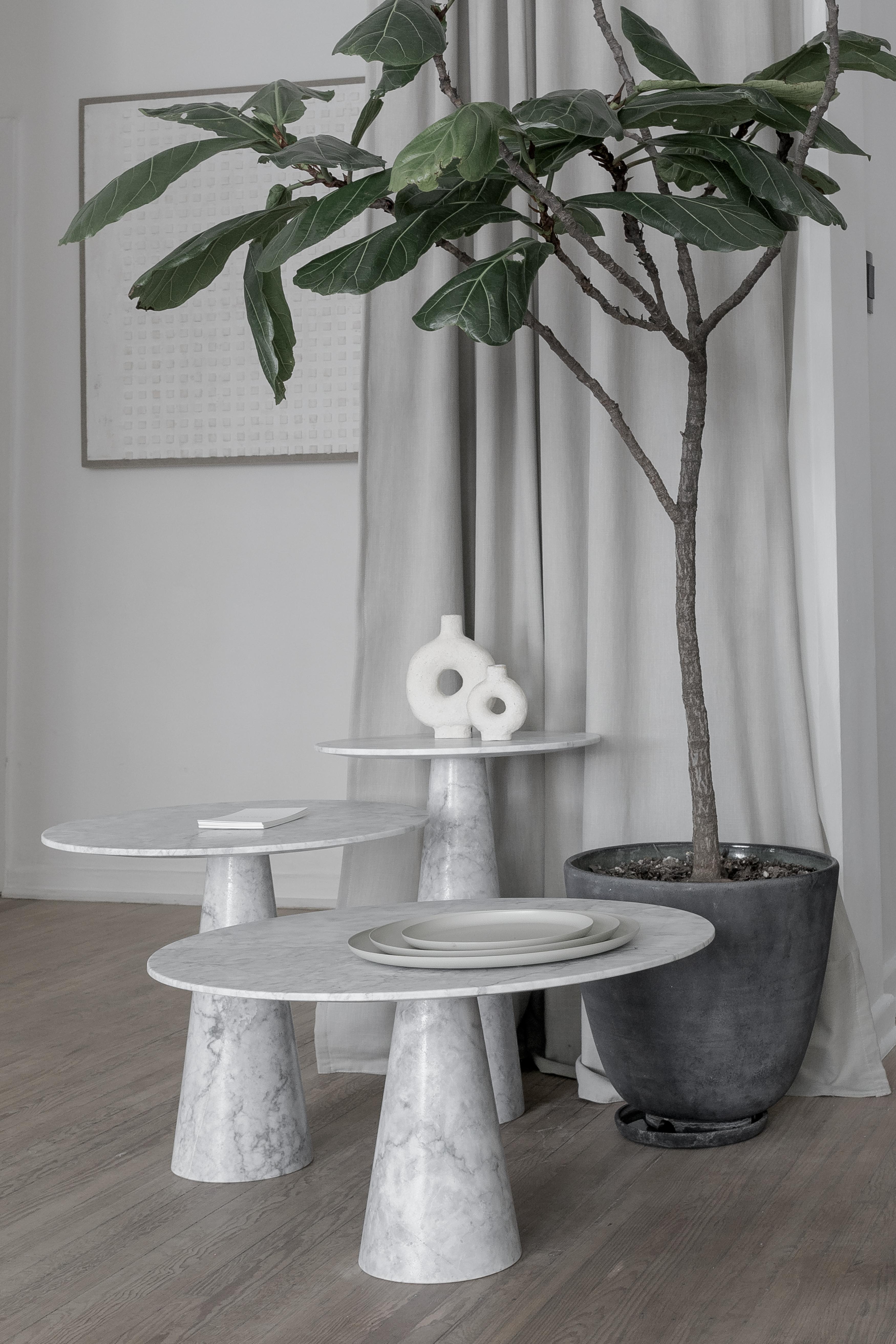 Moderne Grande table d'appoint Dolmen en marbre blanc en vente