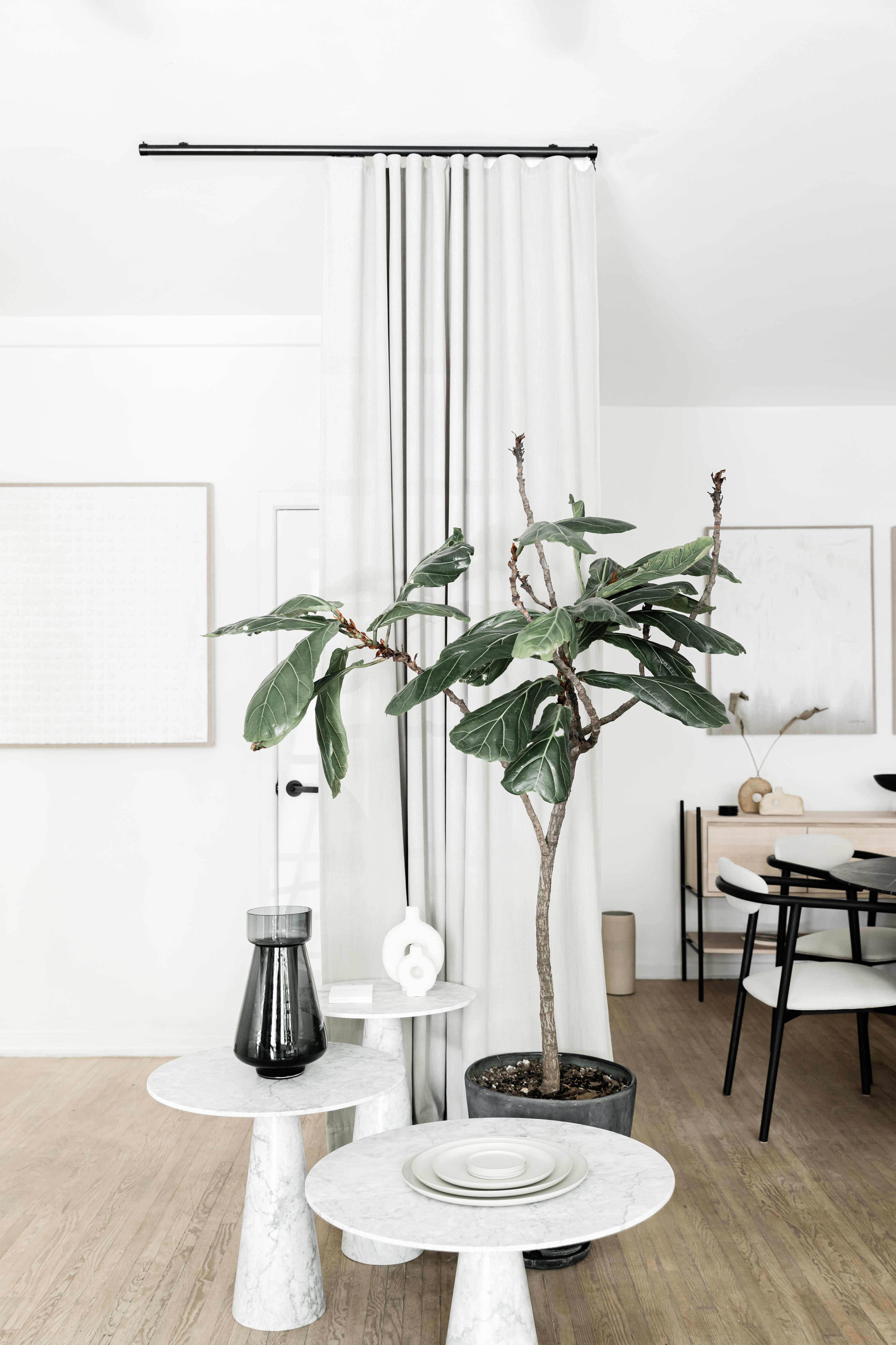 Table d'appoint en marbre blanc sculpté de Veneciano. Disponible sur demande en marbre noir Monterrey. Délai de production : 6-8 semaines pour les articles sans marbre / 13-14 semaines pour les pièces en marbre. Expédition +10 jours ouvrables