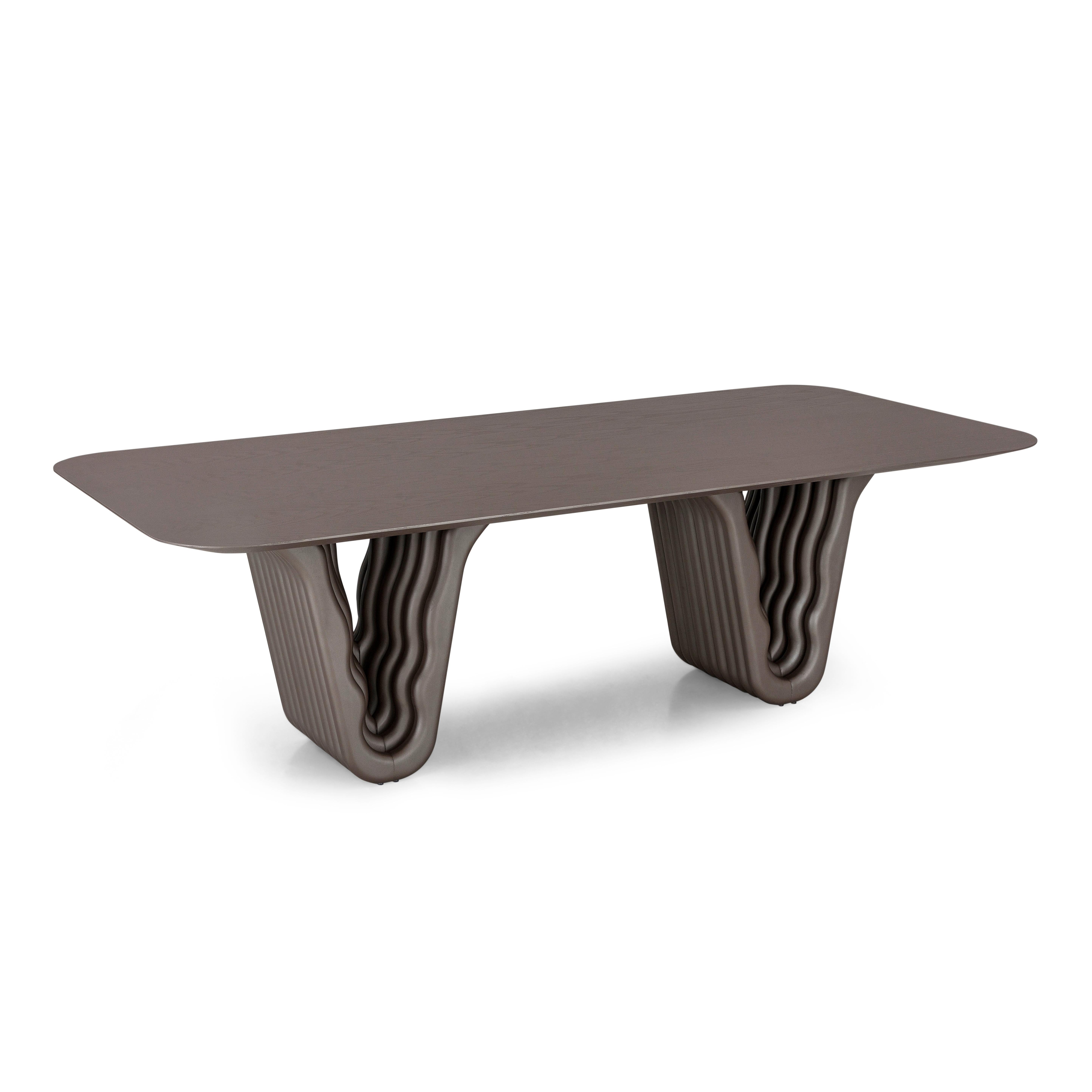 Table de salle à manger Dolomitas conçue par Studio + A ! pour Uultis avec finition en chêne chocolat et plateau en placage de 98 pouces. *Veuillez vérifier la disponibilité avant l'achat.

La table à manger Dolomitas rend hommage à la beauté