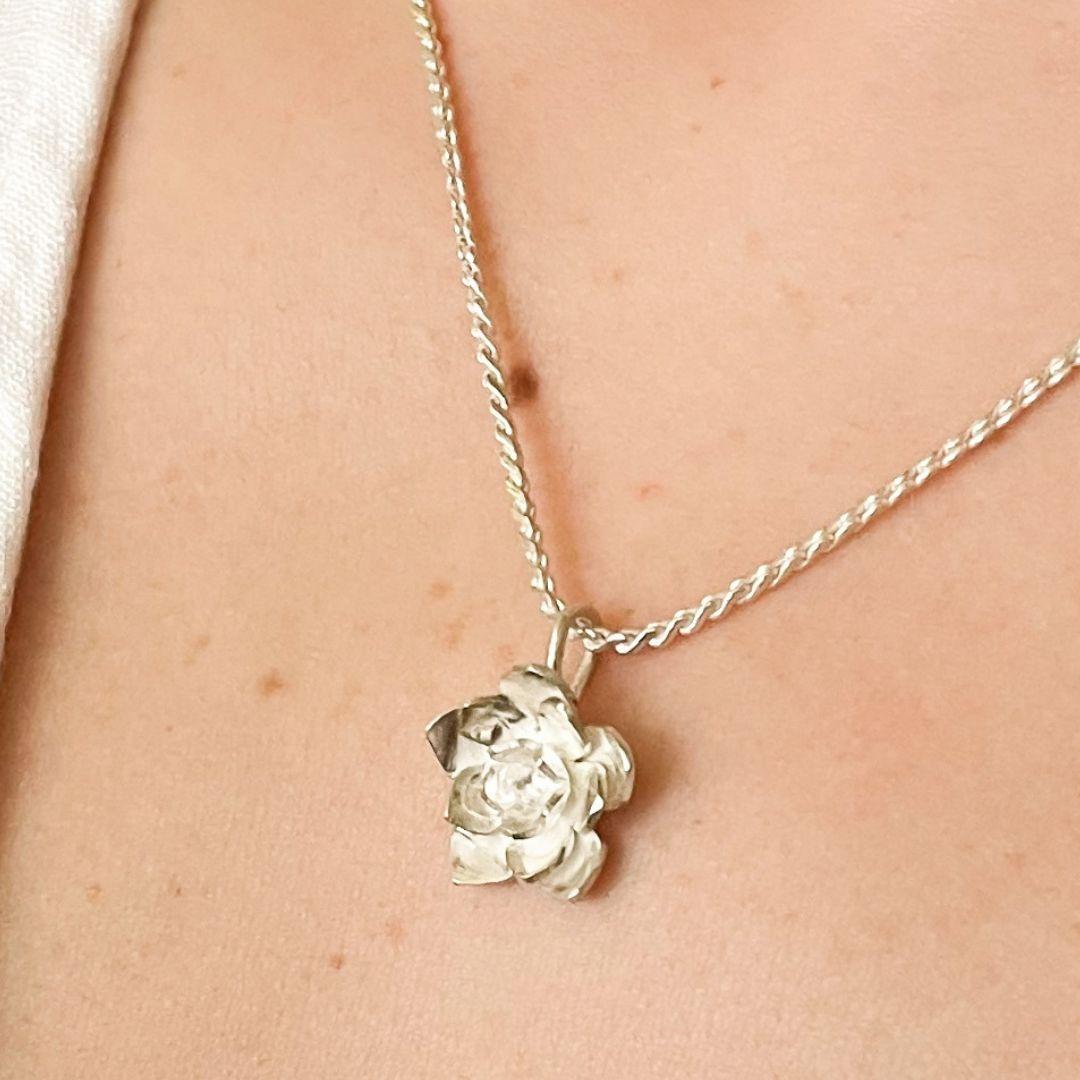 Questa collana con ciondolo Gardenia di Dolores Ortega, realizzata a mano, è un pezzo straordinario della collezione 