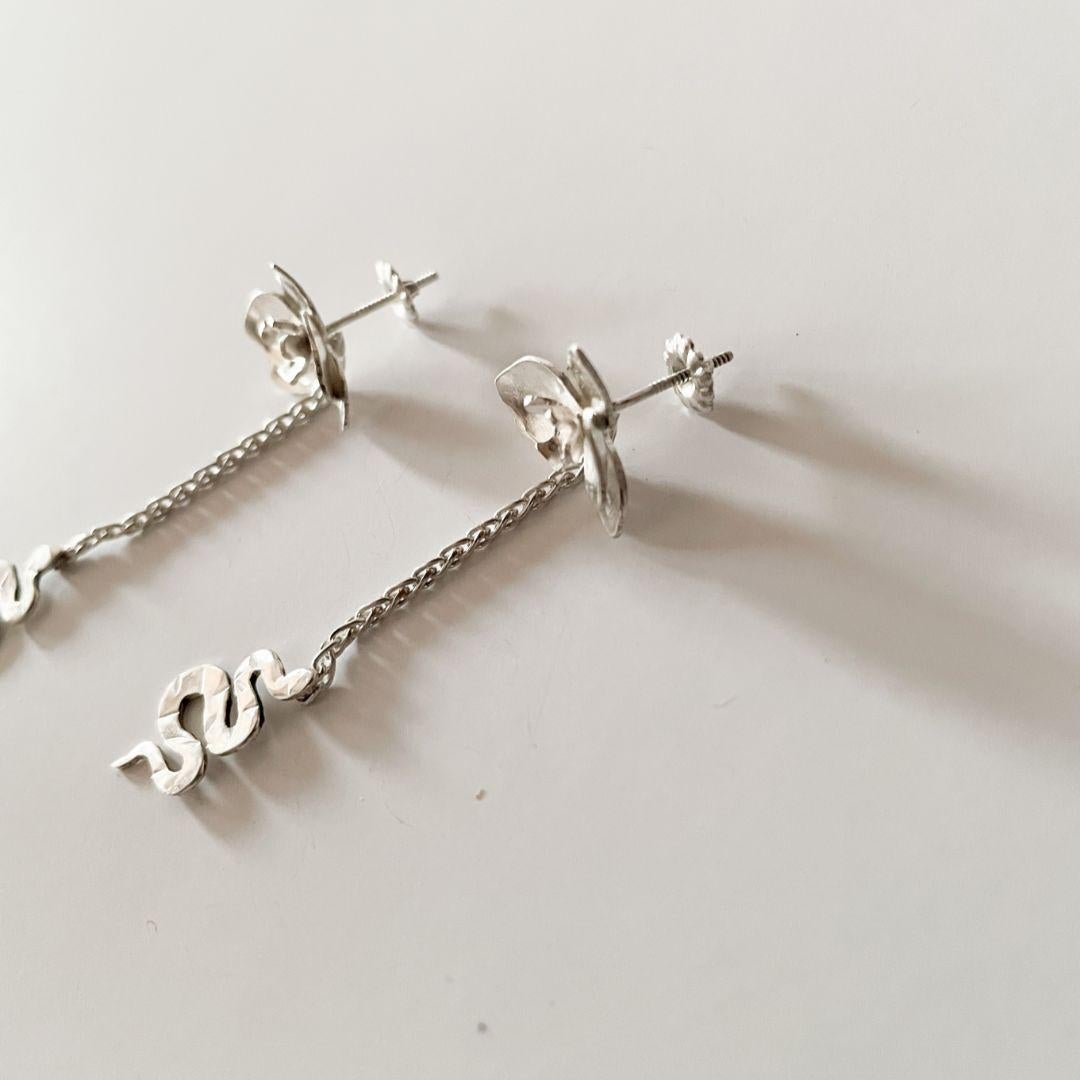 Dolores Ortega Handgefertigte Sterling Silber Orchidee & Schlange Tropfen Ohrringe im Zustand „Neu“ im Angebot in Pigüé, AR