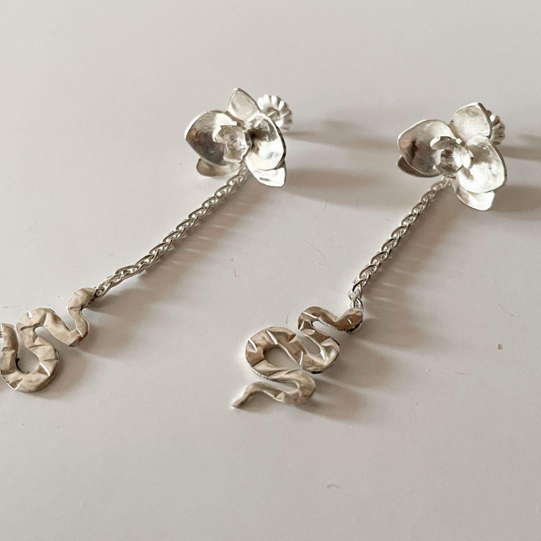 Dolores Ortega Handgefertigte Sterling Silber Orchidee & Schlange Tropfen Ohrringe im Angebot 1