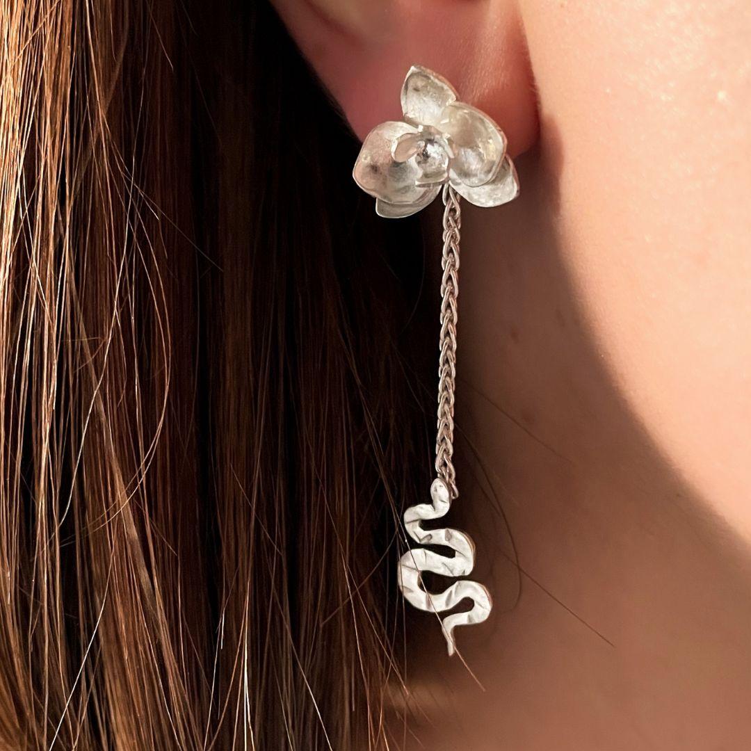 Dolores Ortega Handgefertigte Sterling Silber Orchidee & Schlange Tropfen Ohrringe im Angebot 3