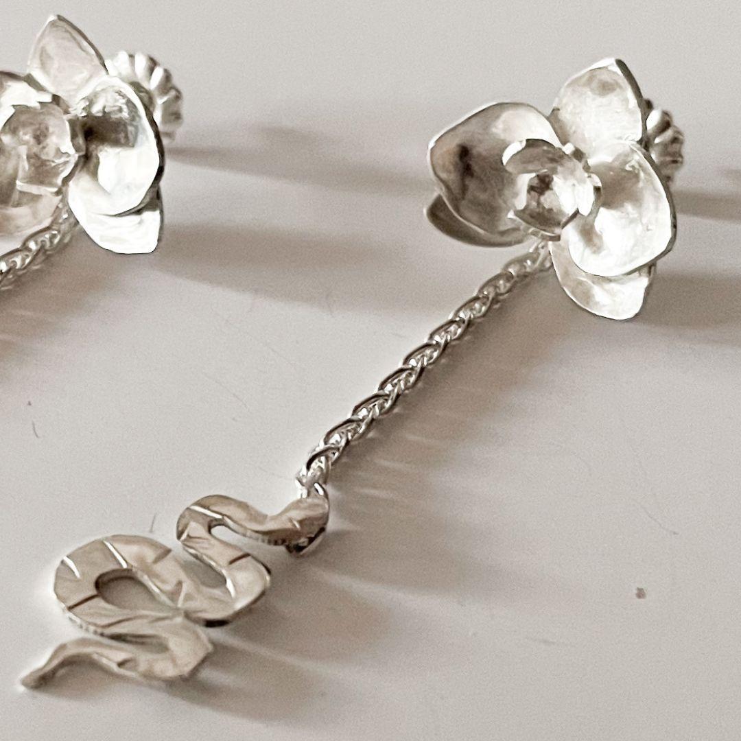 Dolores Ortega Handgefertigte Sterling Silber Orchidee & Schlange Tropfen Ohrringe im Angebot 4