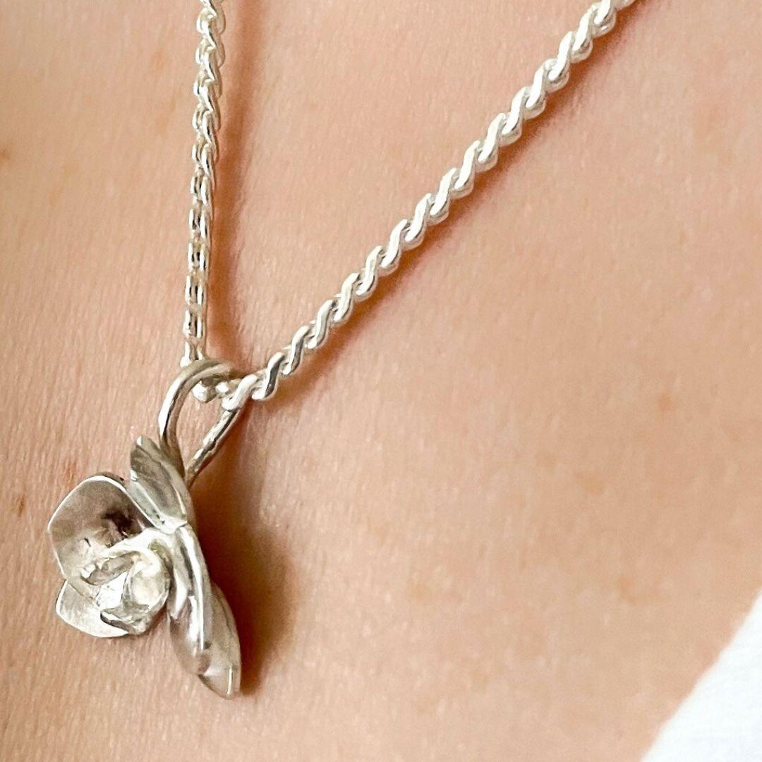 Dolores Ortega Orchid Pendant Necklace in 925 Sterling Silver In New Condition For Sale In Pigüé, AR