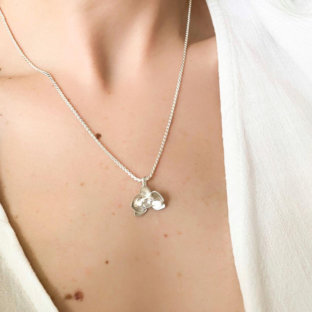Dolores Ortega Orchid Pendant Necklace in 925 Sterling Silver For Sale 3