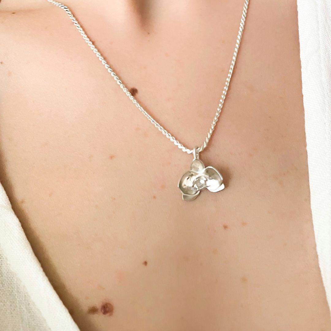 Dolores Ortega Orchid Pendant Necklace in 925 Sterling Silver For Sale 5