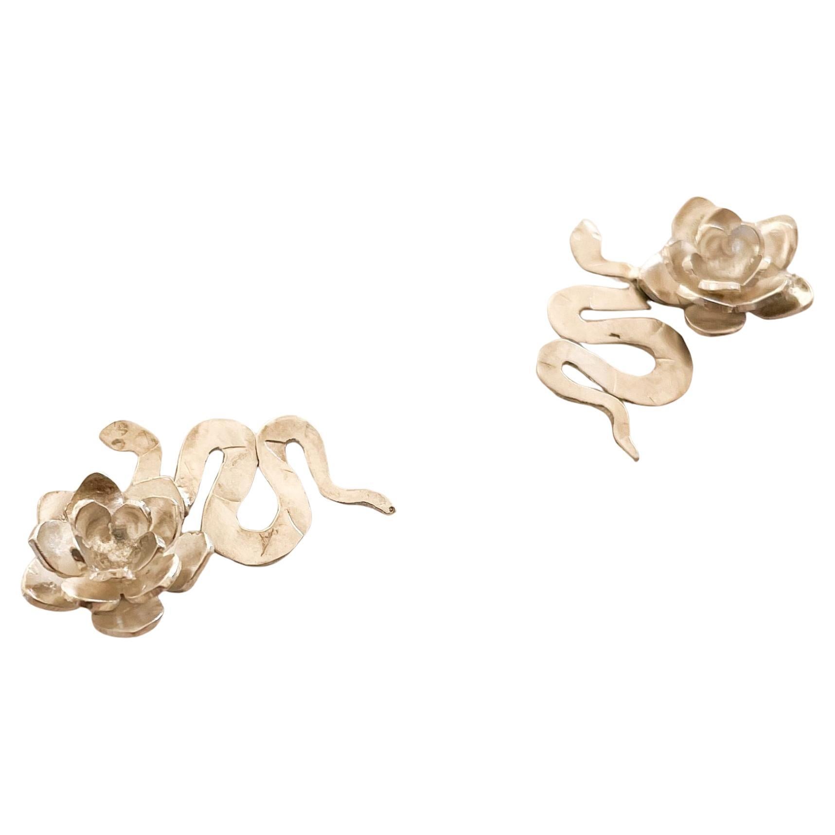 Orecchini con serpente e fiori di Dolores Ortega realizzati a mano in A. Silver