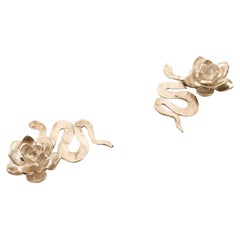 Orecchini con serpente e fiori di Dolores Ortega realizzati a mano in A. Silver