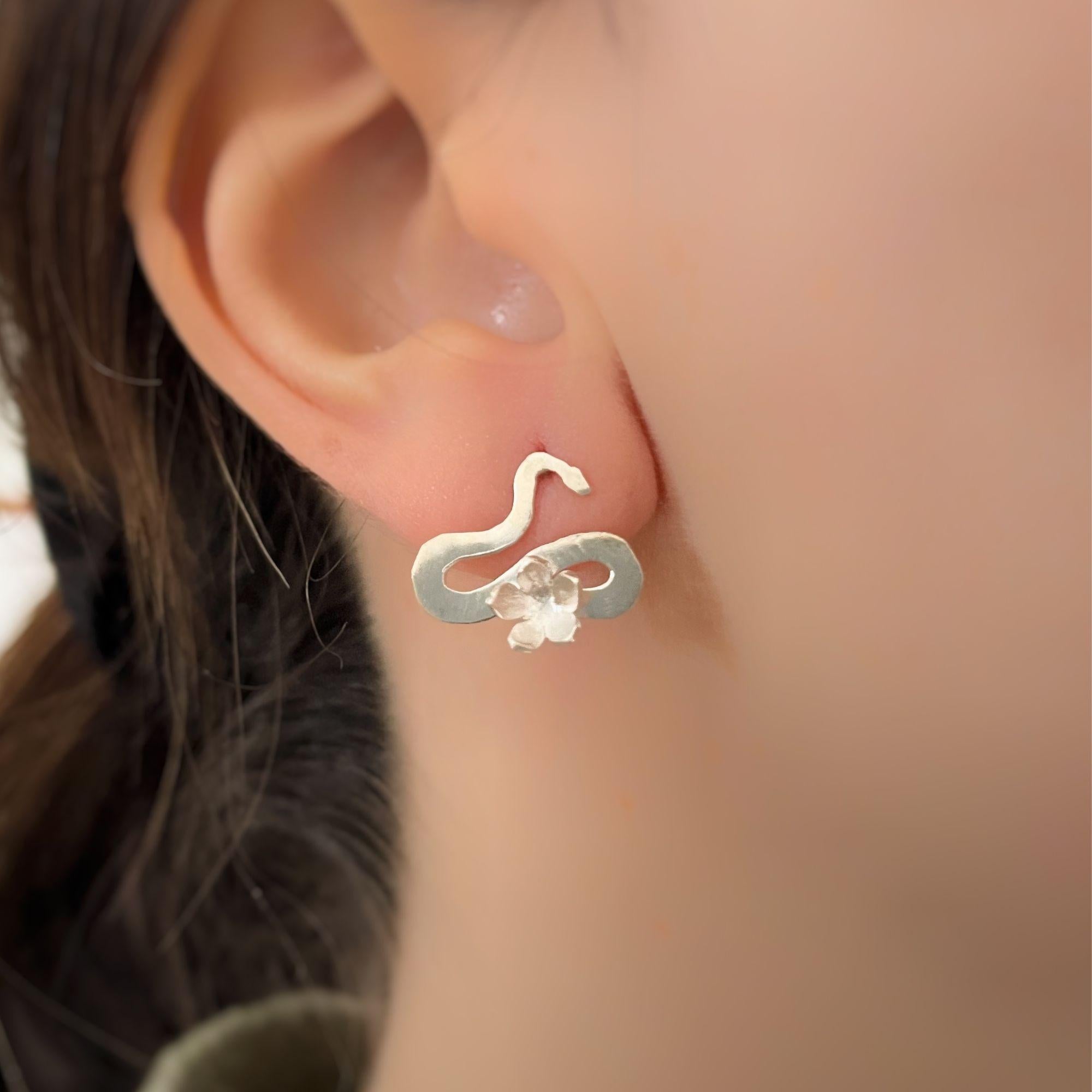 Artisan Boucles d'oreilles Infinity en argent Dolores Ortega - petits serpents et fleurs - - - - - - - - - - - - - - -. en vente