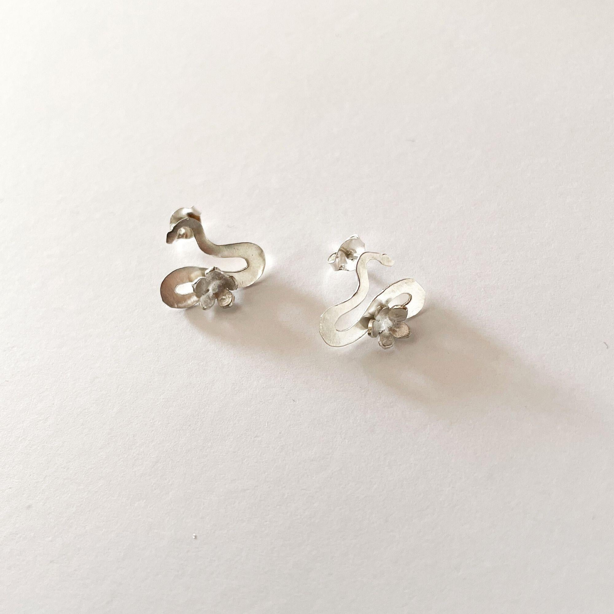 Boucles d'oreilles Infinity en argent Dolores Ortega - petits serpents et fleurs - - - - - - - - - - - - - - -. en vente 2