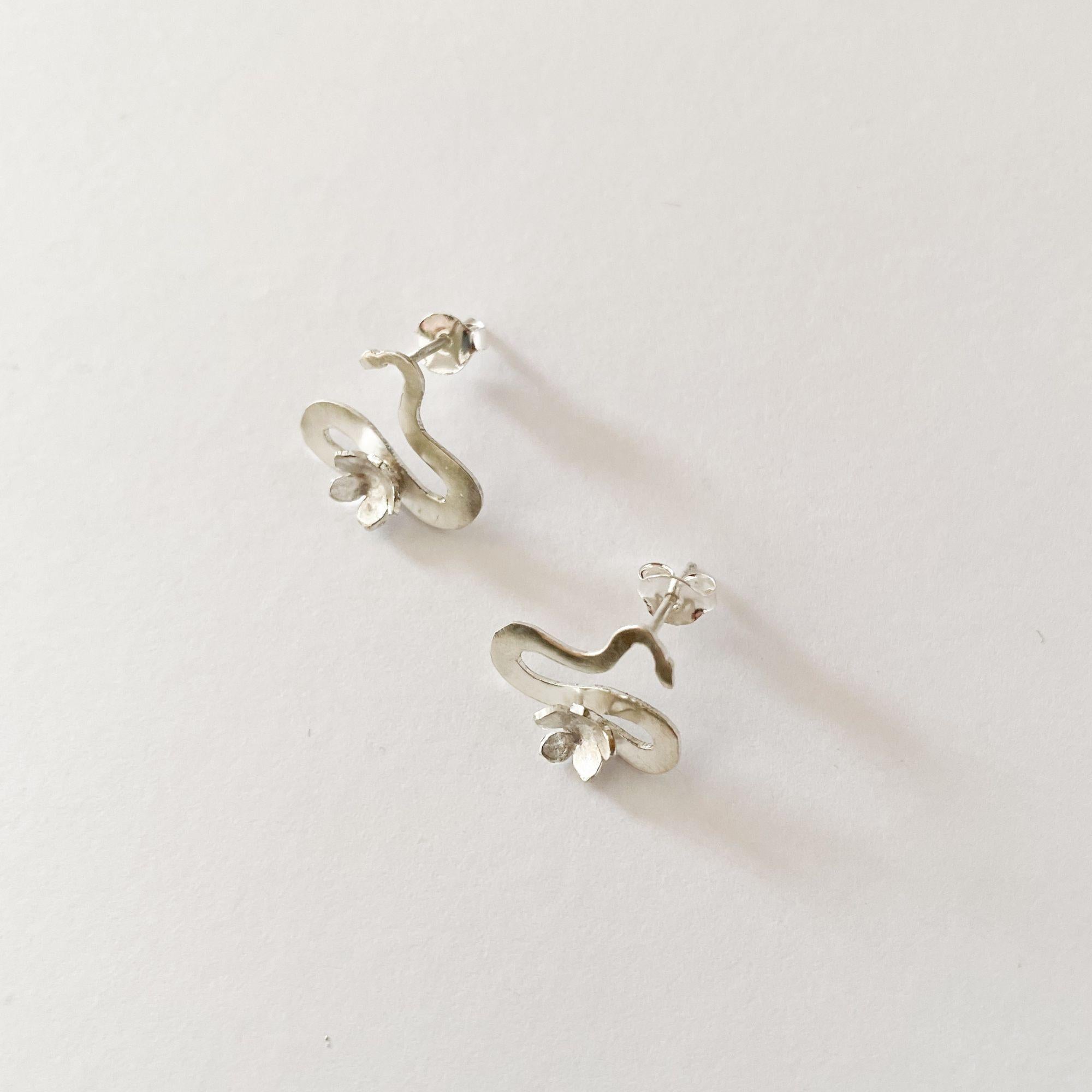 Boucles d'oreilles Infinity en argent Dolores Ortega - petits serpents et fleurs - - - - - - - - - - - - - - -. en vente 3