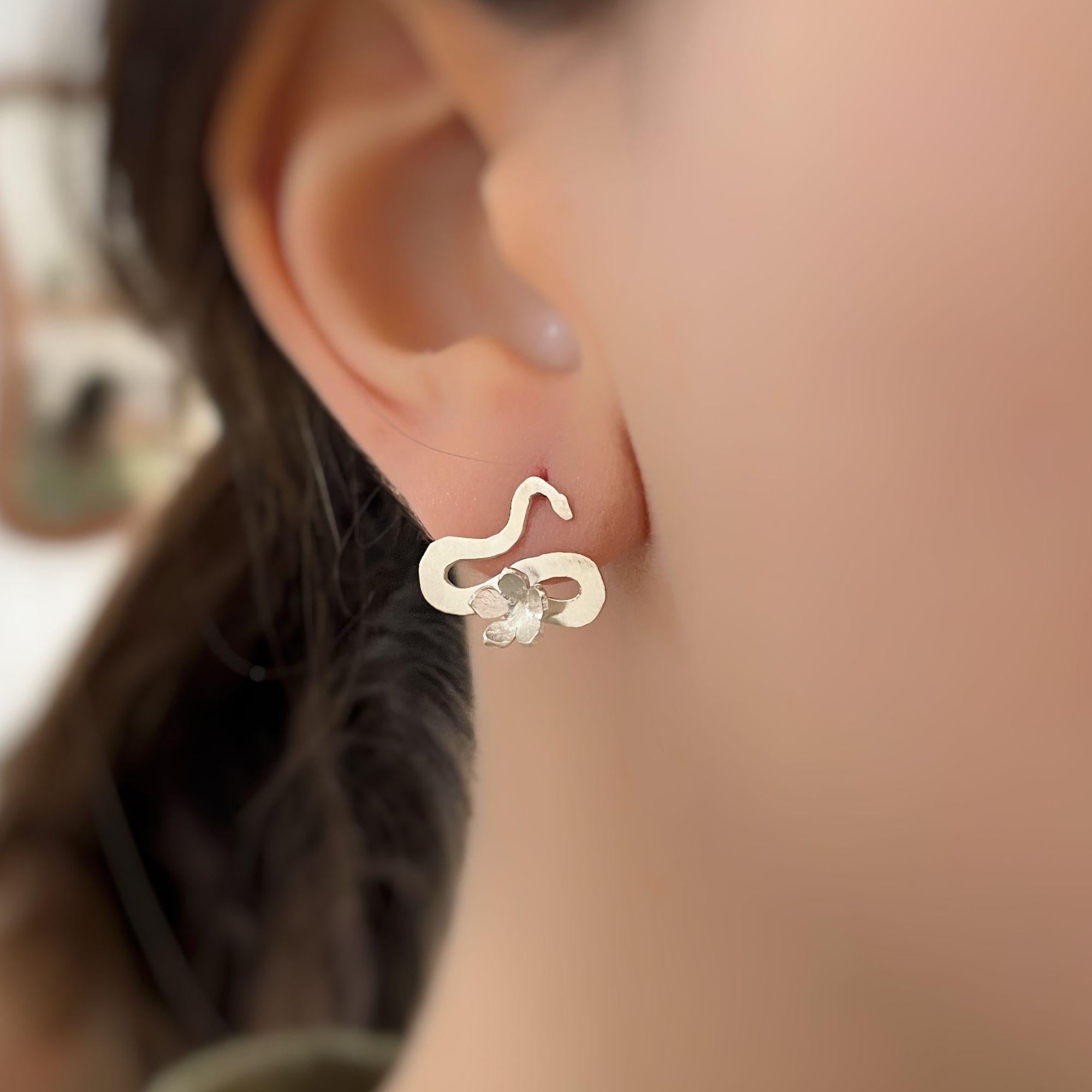 Boucles d'oreilles Infinity en argent Dolores Ortega - petits serpents et fleurs - - - - - - - - - - - - - - -. en vente 4