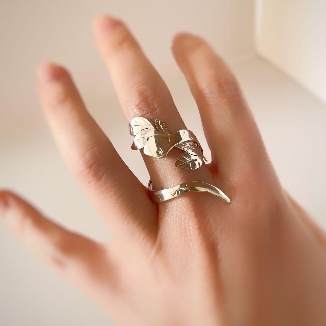 Dolores Ortega Ring aus Sterlingsilber mit Schlange und Blättern (Kunsthandwerker*in) im Angebot
