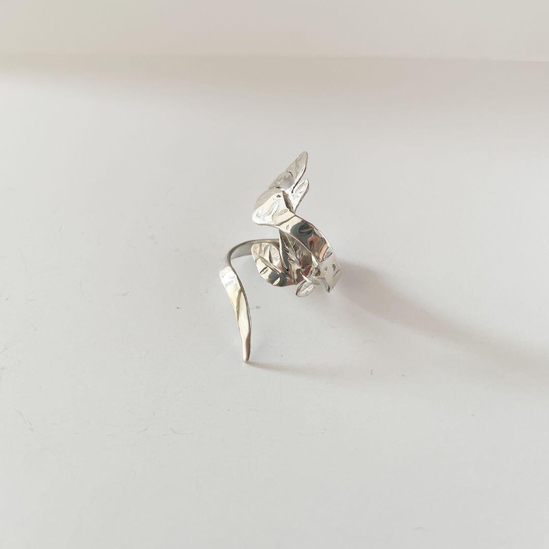 Dolores Ortega Ring aus Sterlingsilber mit Schlange und Blättern im Zustand „Neu“ im Angebot in Pigüé, AR