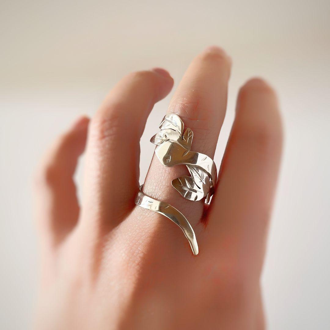 Dolores Ortega Ring aus Sterlingsilber mit Schlange und Blättern Damen im Angebot