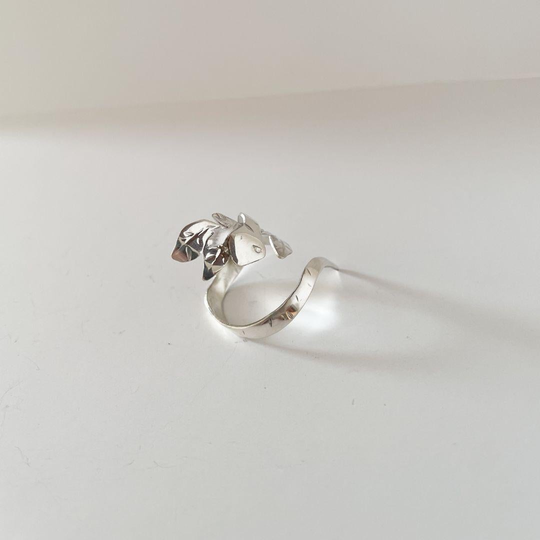Dolores Ortega Ring aus Sterlingsilber mit Schlange und Blättern im Angebot 1