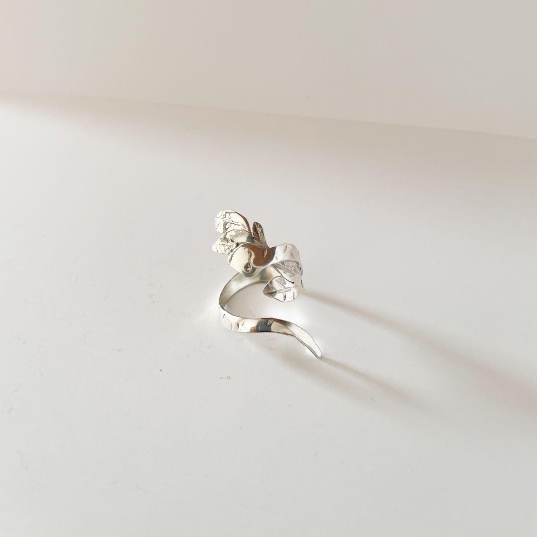 Dolores Ortega Ring aus Sterlingsilber mit Schlange und Blättern im Angebot 3