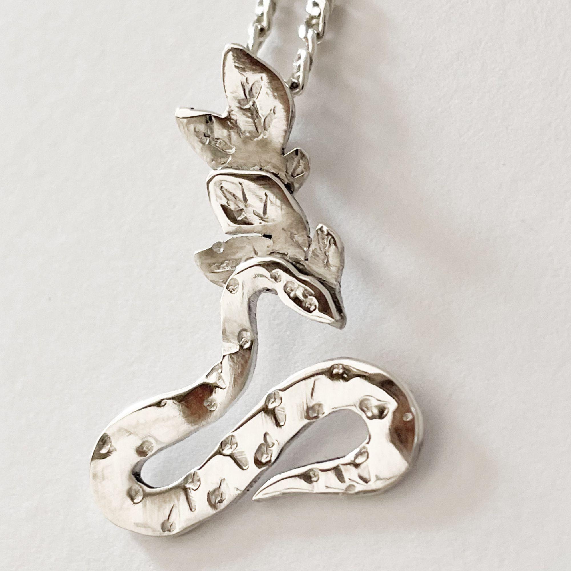 Artigiano Ciondolo con serpente e foglie in argento Sterling di Dolores Ortega - Botanico fatto a mano in vendita