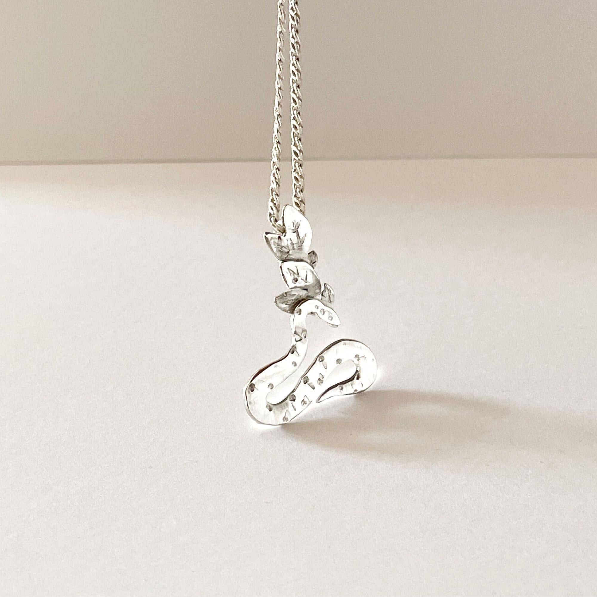 Ciondolo con serpente e foglie in argento Sterling di Dolores Ortega - Botanico fatto a mano In condizioni Nuovo in vendita a Pigüé, AR