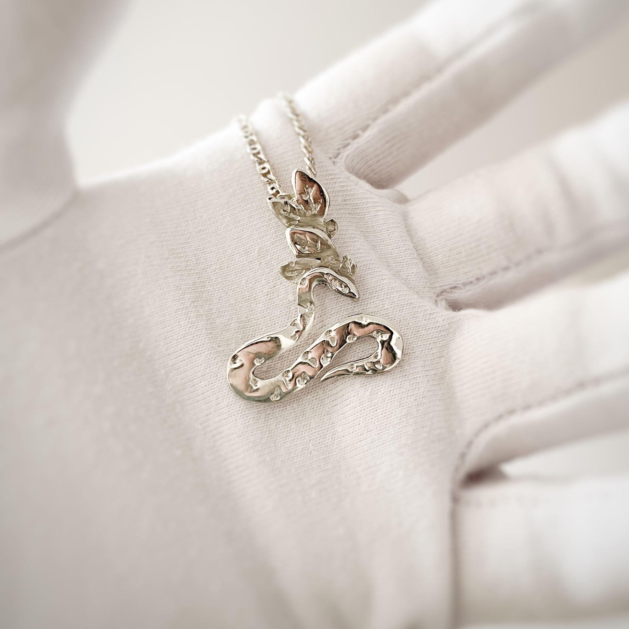 Donna Ciondolo con serpente e foglie in argento Sterling di Dolores Ortega - Botanico fatto a mano in vendita