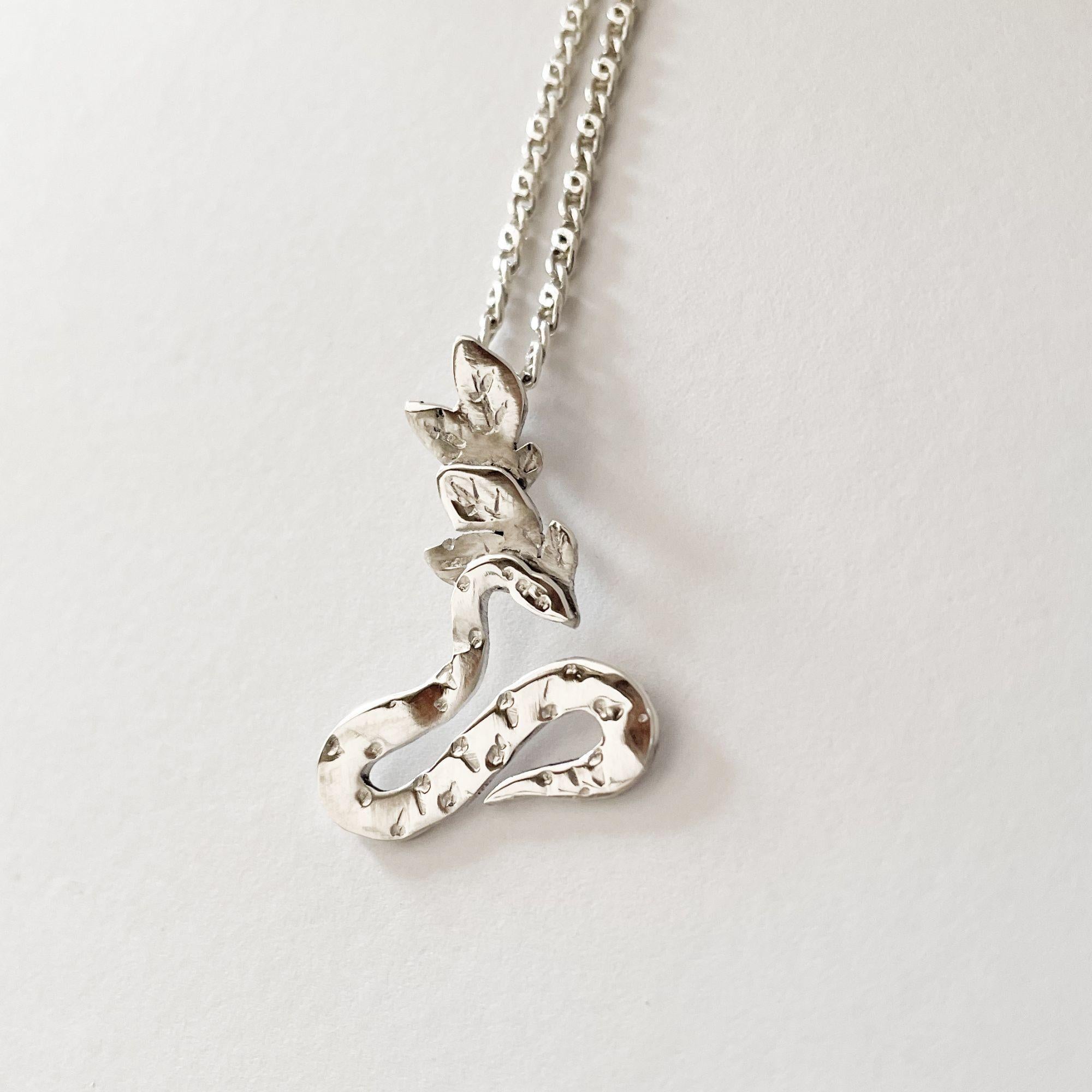 Ciondolo con serpente e foglie in argento Sterling di Dolores Ortega - Botanico fatto a mano in vendita 2