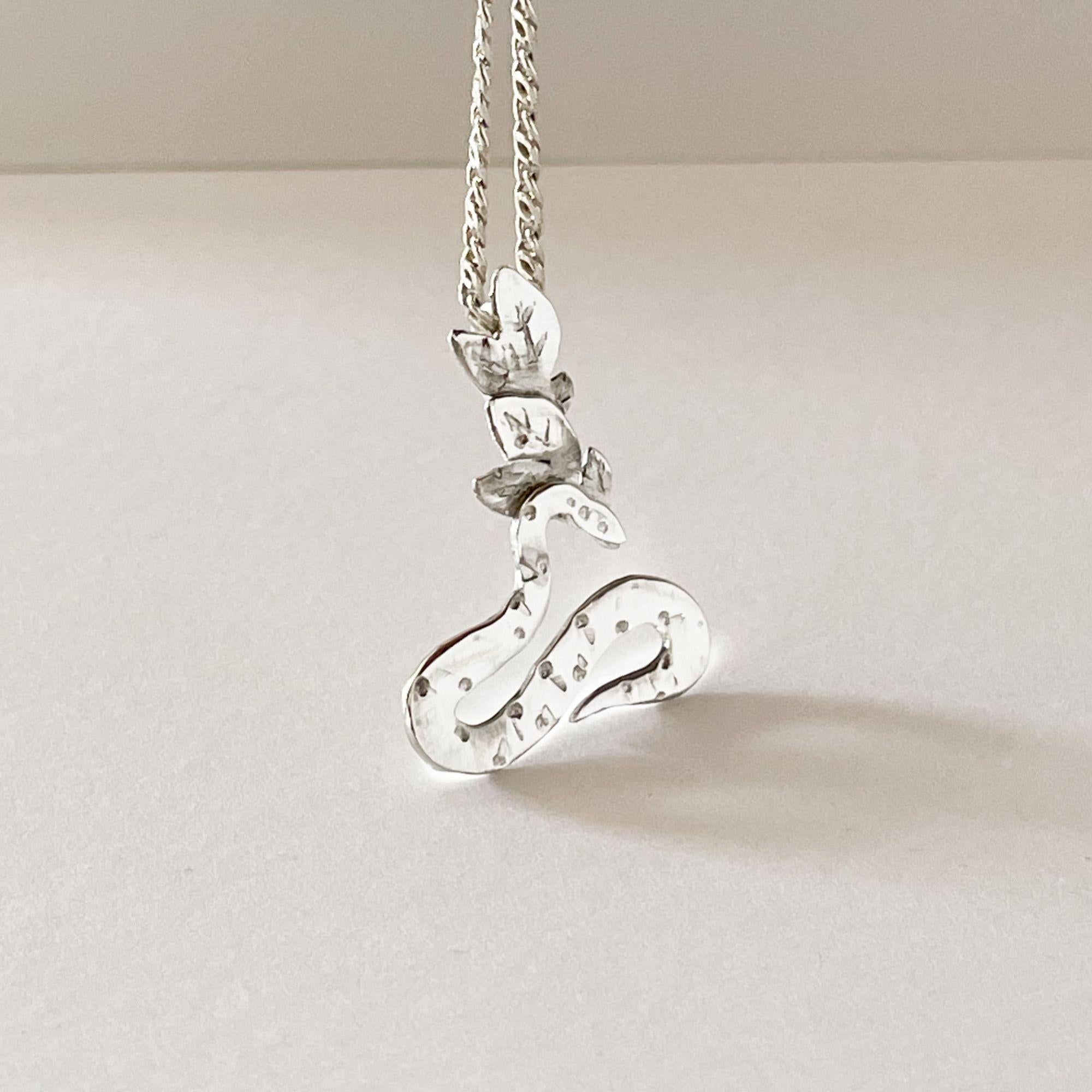 Ciondolo con serpente e foglie in argento Sterling di Dolores Ortega - Botanico fatto a mano in vendita 3