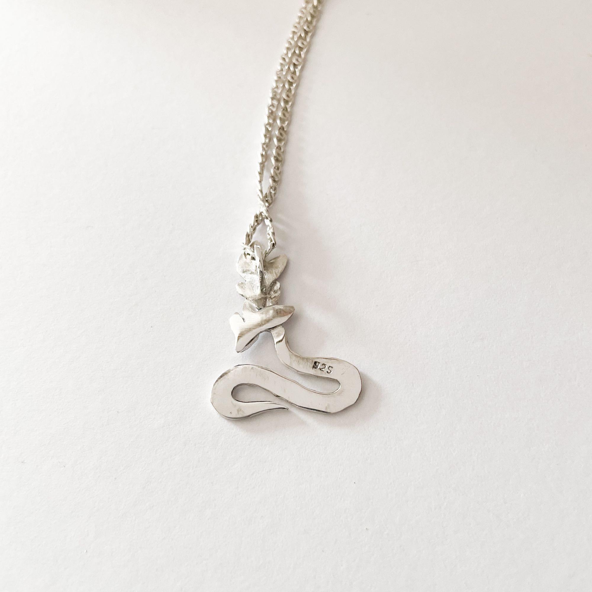 Ciondolo con serpente e foglie in argento Sterling di Dolores Ortega - Botanico fatto a mano in vendita 4