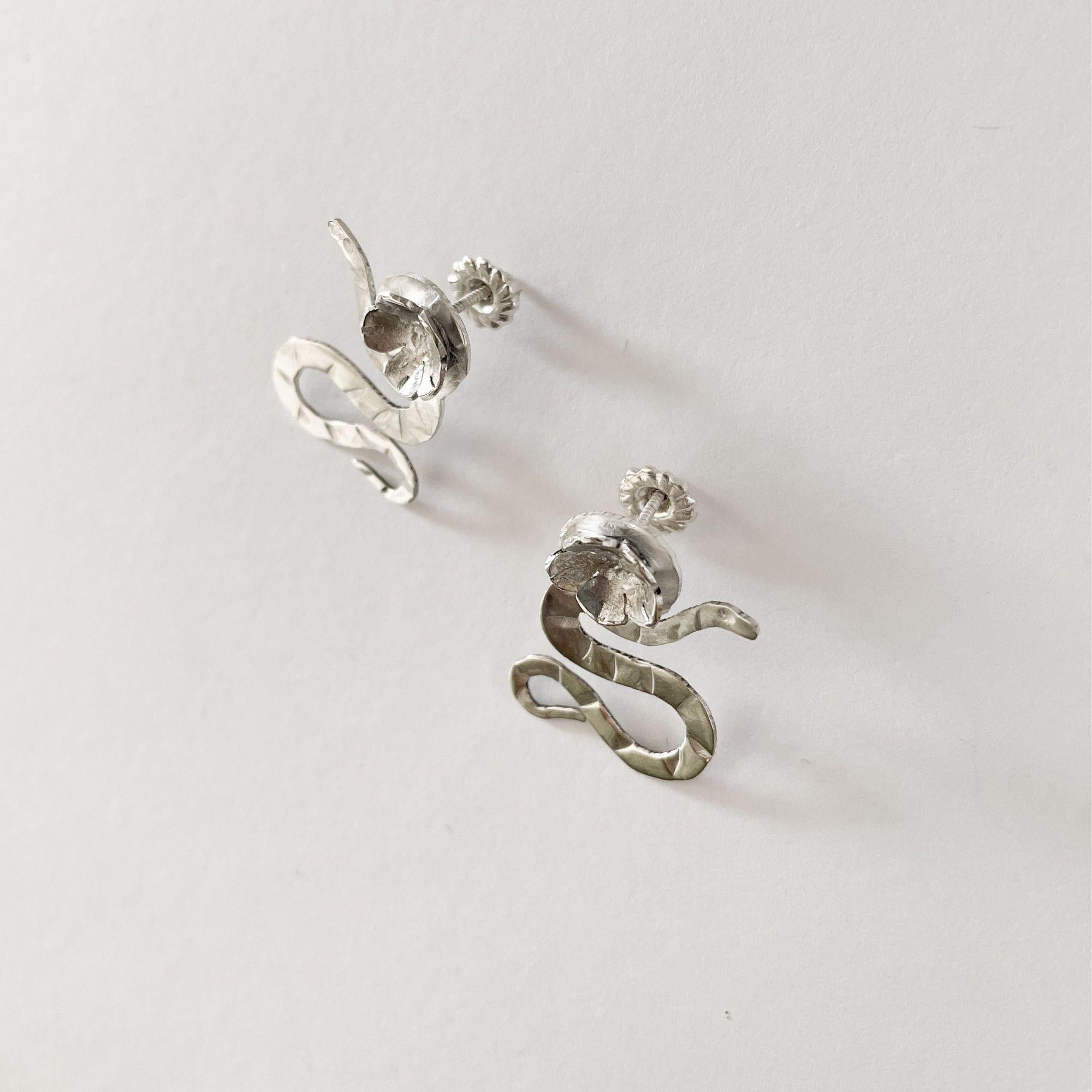 Orecchini Dolores Ortega in argento sterling con serpente e sakura - Botanici fatti a mano in vendita 5
