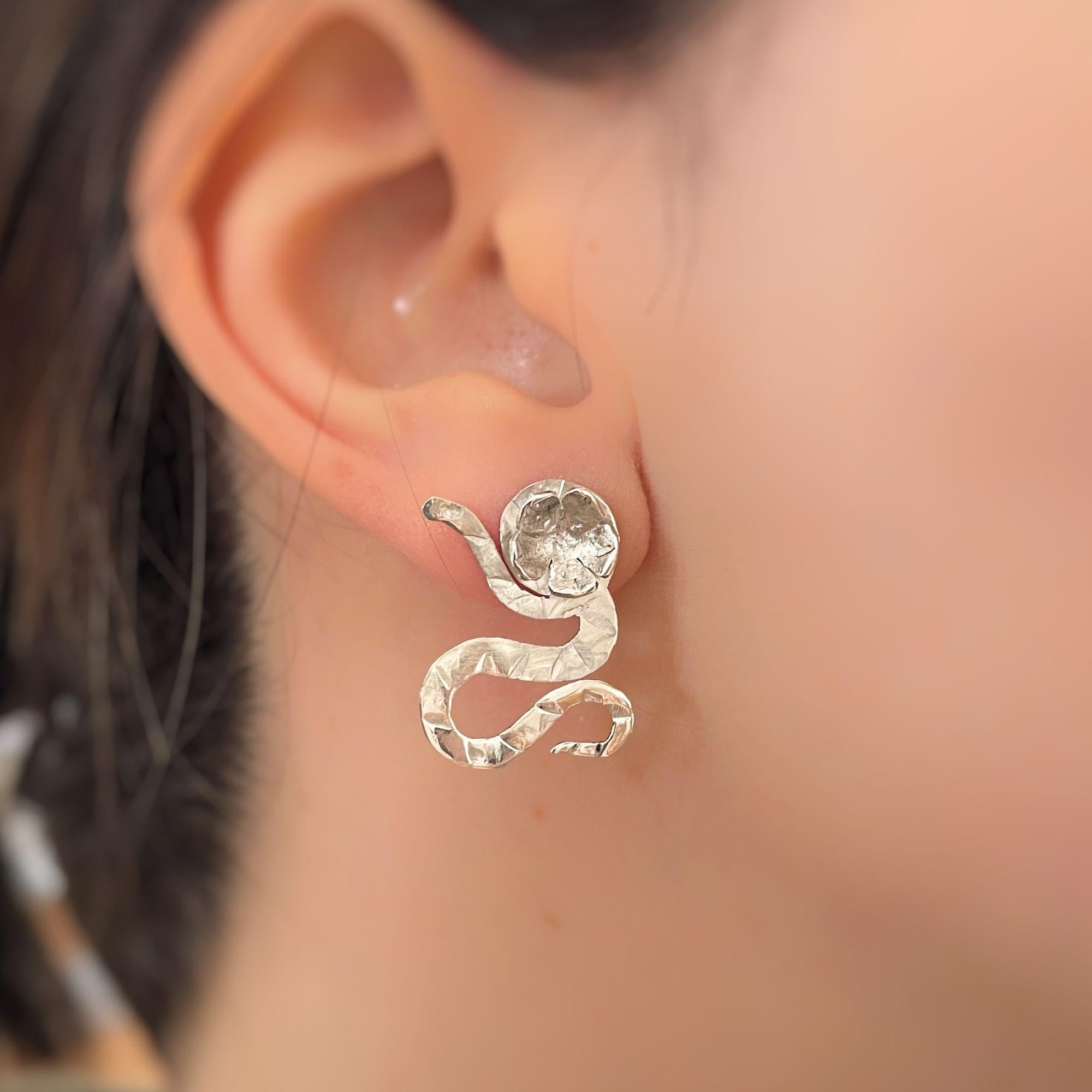 Artigiano Orecchini Dolores Ortega in argento sterling con serpente e sakura - Botanici fatti a mano in vendita