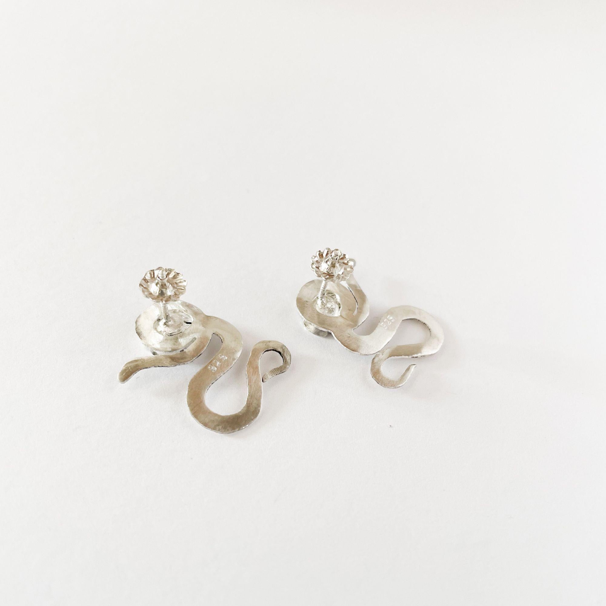 Orecchini Dolores Ortega in argento sterling con serpente e sakura - Botanici fatti a mano In condizioni Nuovo in vendita a Pigüé, AR