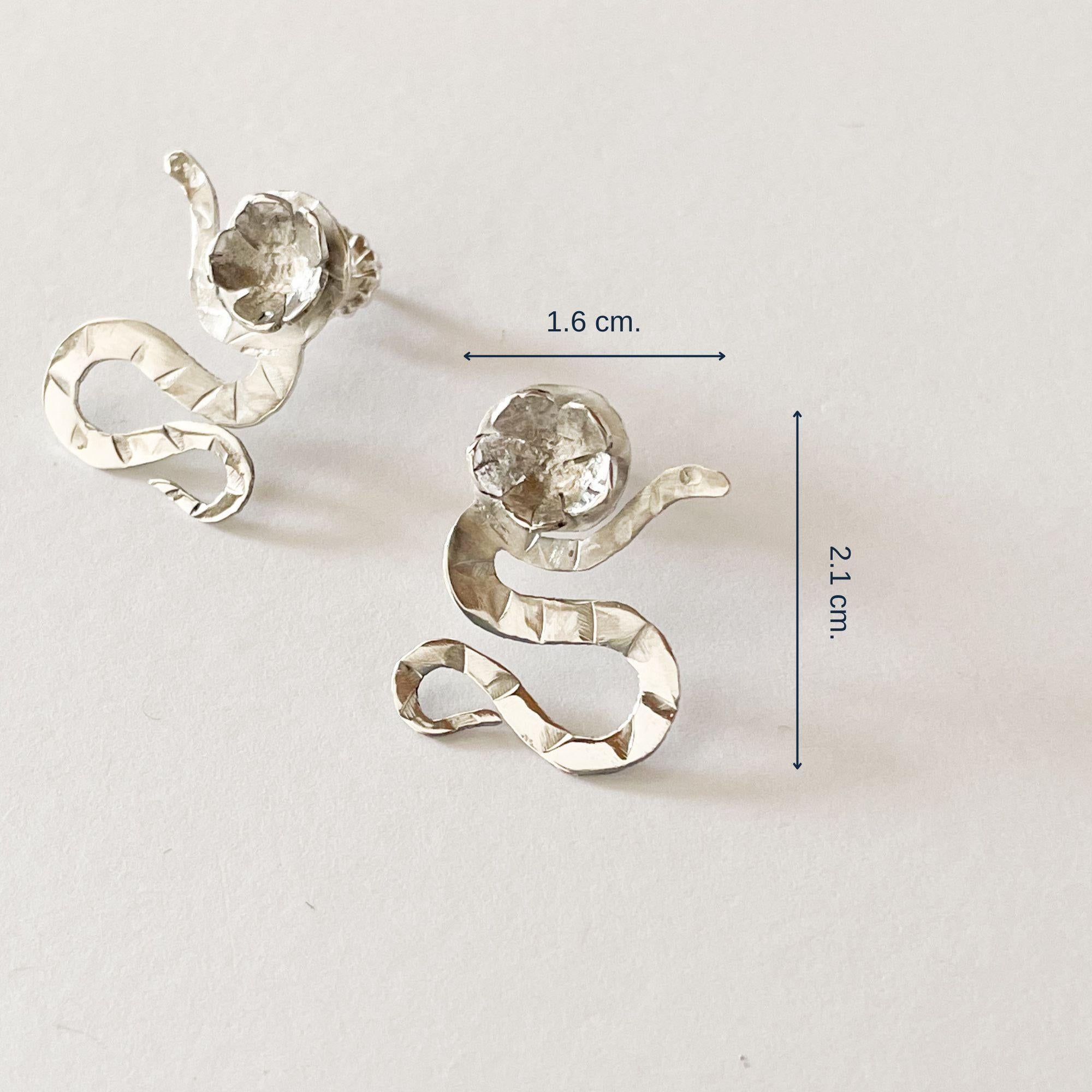 Donna Orecchini Dolores Ortega in argento sterling con serpente e sakura - Botanici fatti a mano in vendita
