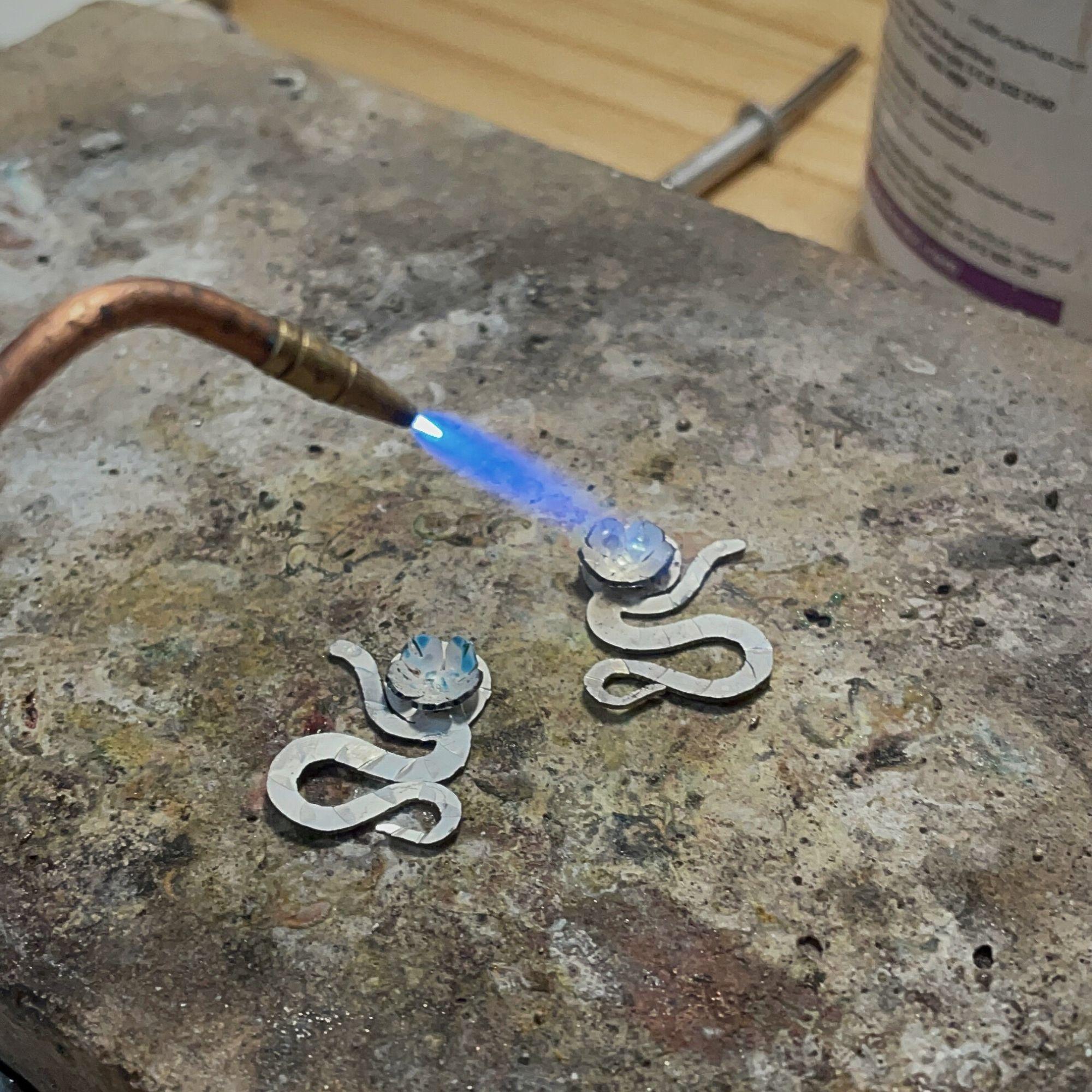 Orecchini Dolores Ortega in argento sterling con serpente e sakura - Botanici fatti a mano in vendita 1