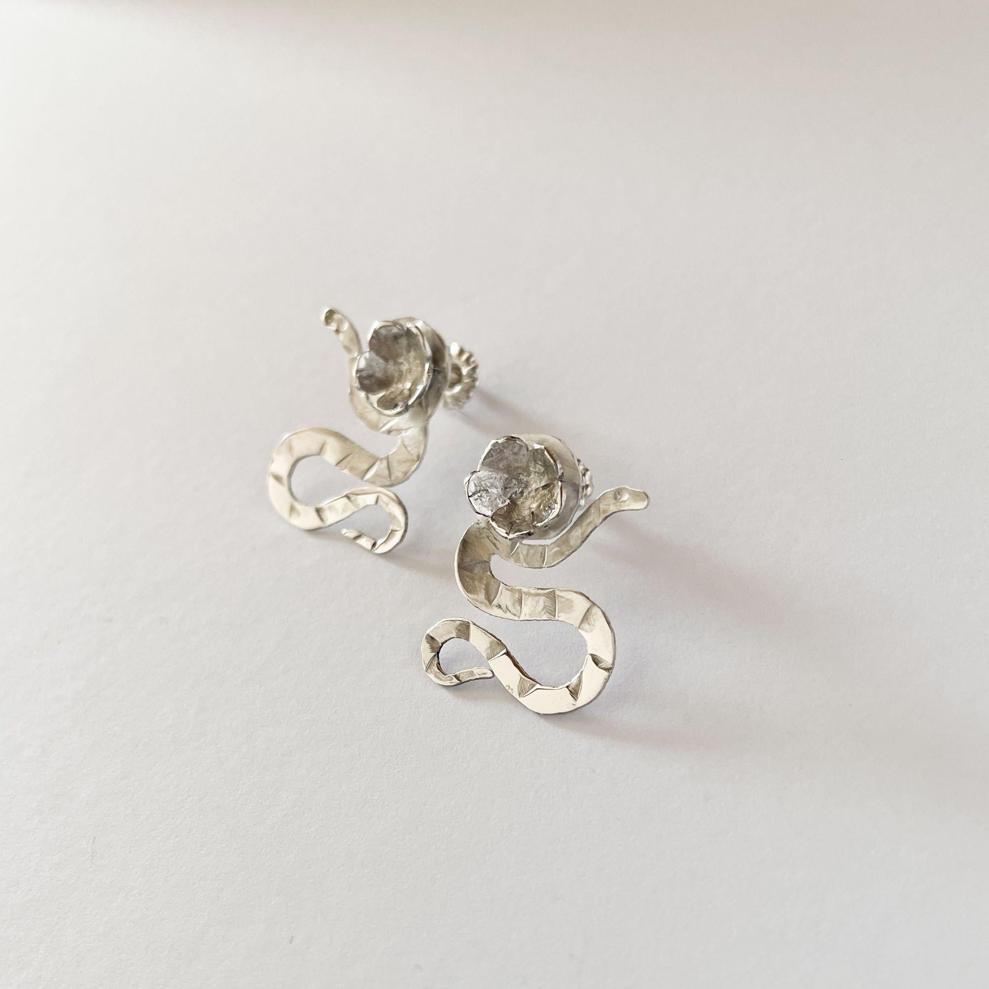 Orecchini Dolores Ortega in argento sterling con serpente e sakura - Botanici fatti a mano in vendita 2