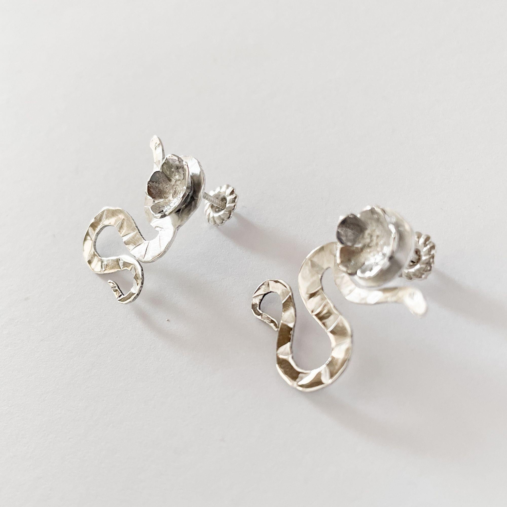 Orecchini Dolores Ortega in argento sterling con serpente e sakura - Botanici fatti a mano in vendita 3