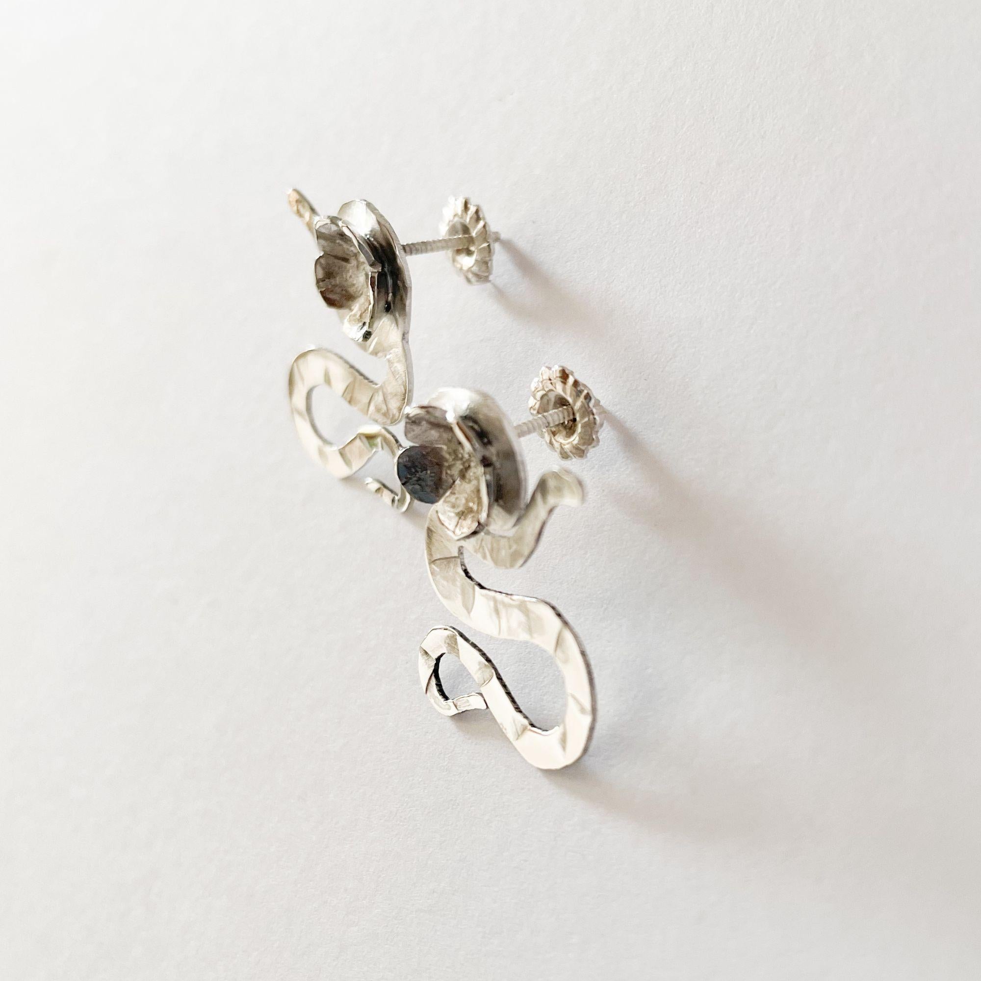 Orecchini Dolores Ortega in argento sterling con serpente e sakura - Botanici fatti a mano in vendita 4