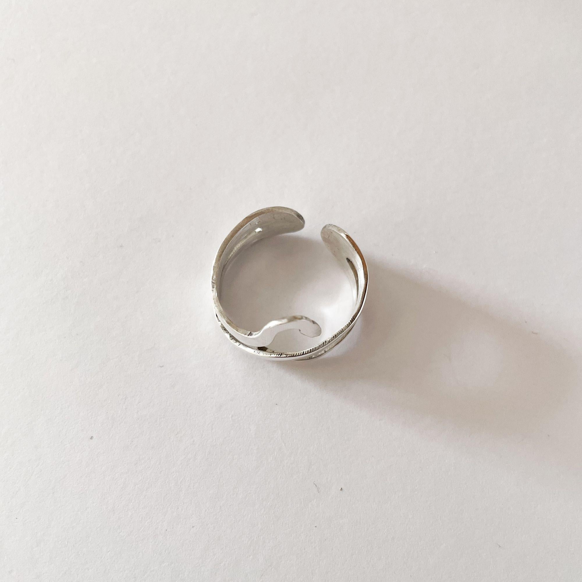 Contemporaneo Anello infinito con serpente in argento Sterling di Dolores Ortega - Regolabile Fatto a mano in vendita