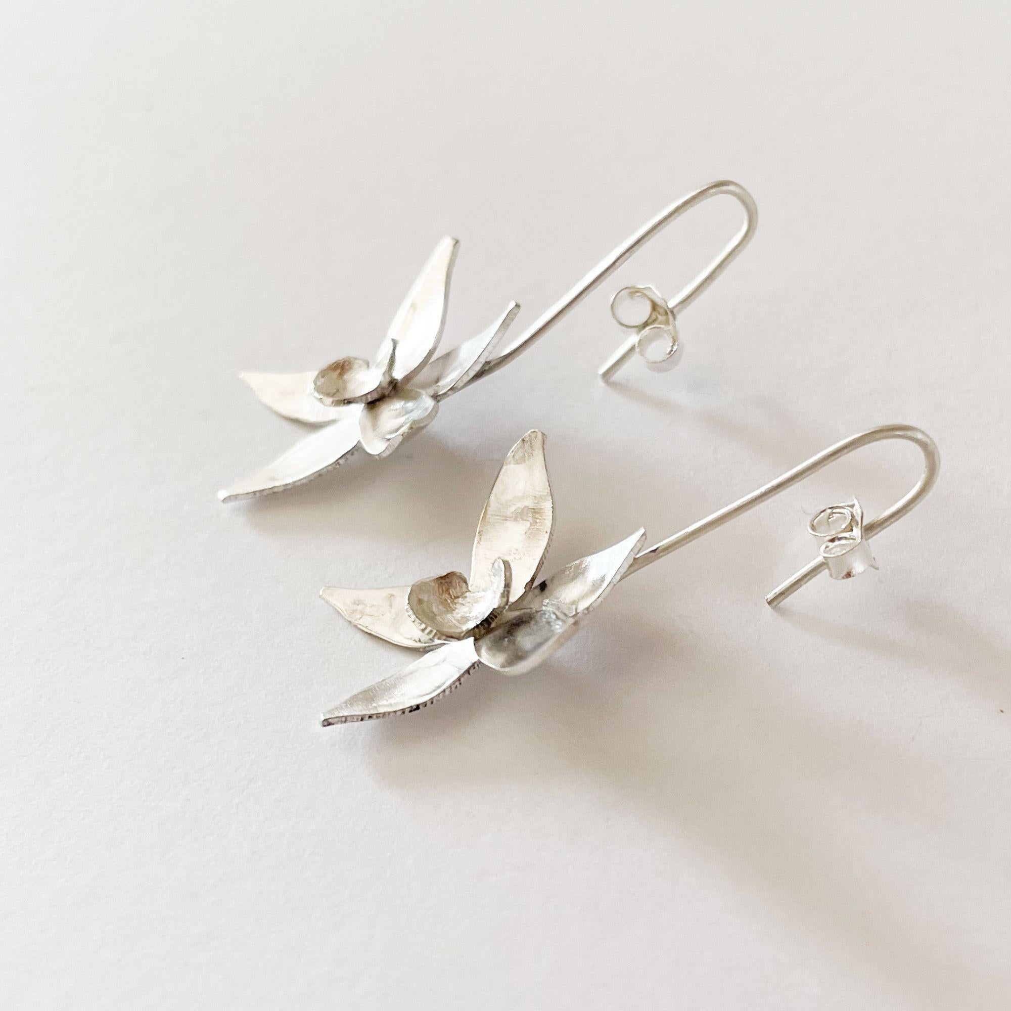 Contemporaneo Orecchini Dolores Ortega in argento sterling con orchidea selvatica - Design floreale realizzato a mano in vendita