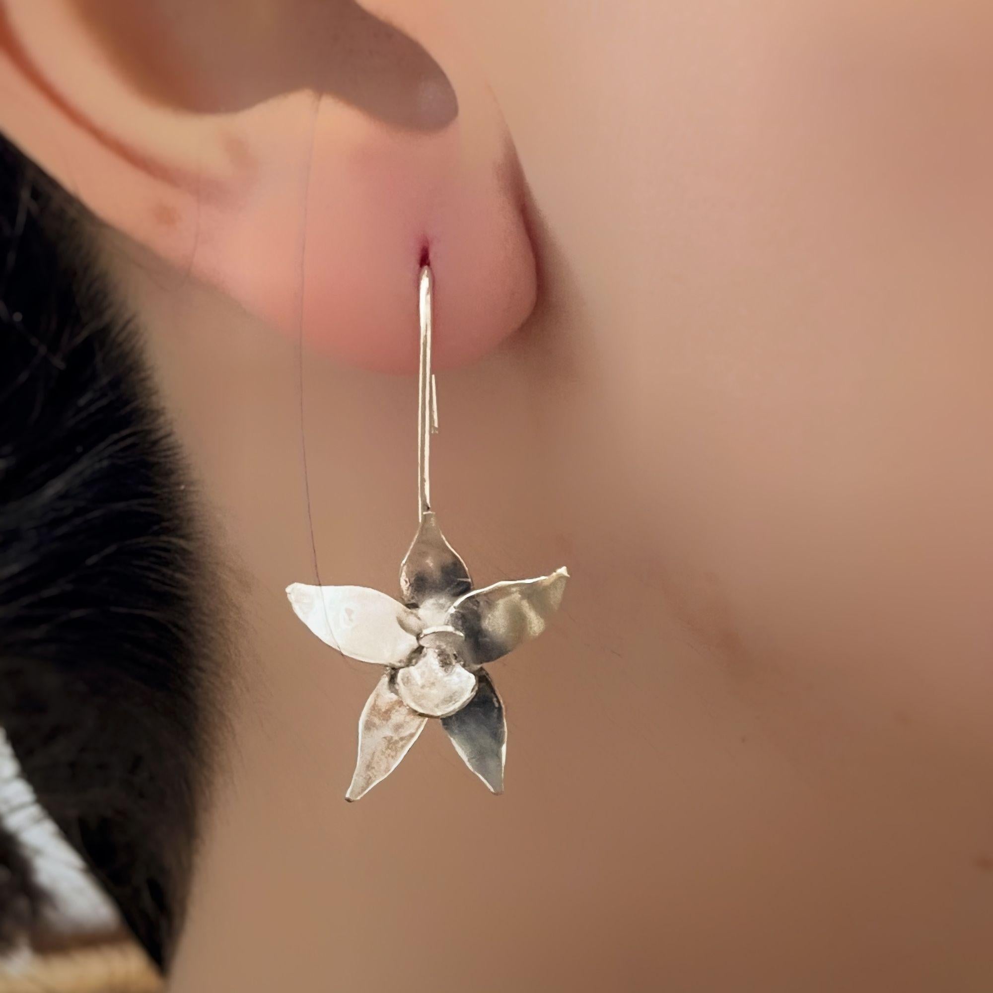 Orecchini Dolores Ortega in argento sterling con orchidea selvatica - Design floreale realizzato a mano In condizioni Nuovo in vendita a Pigüé, AR