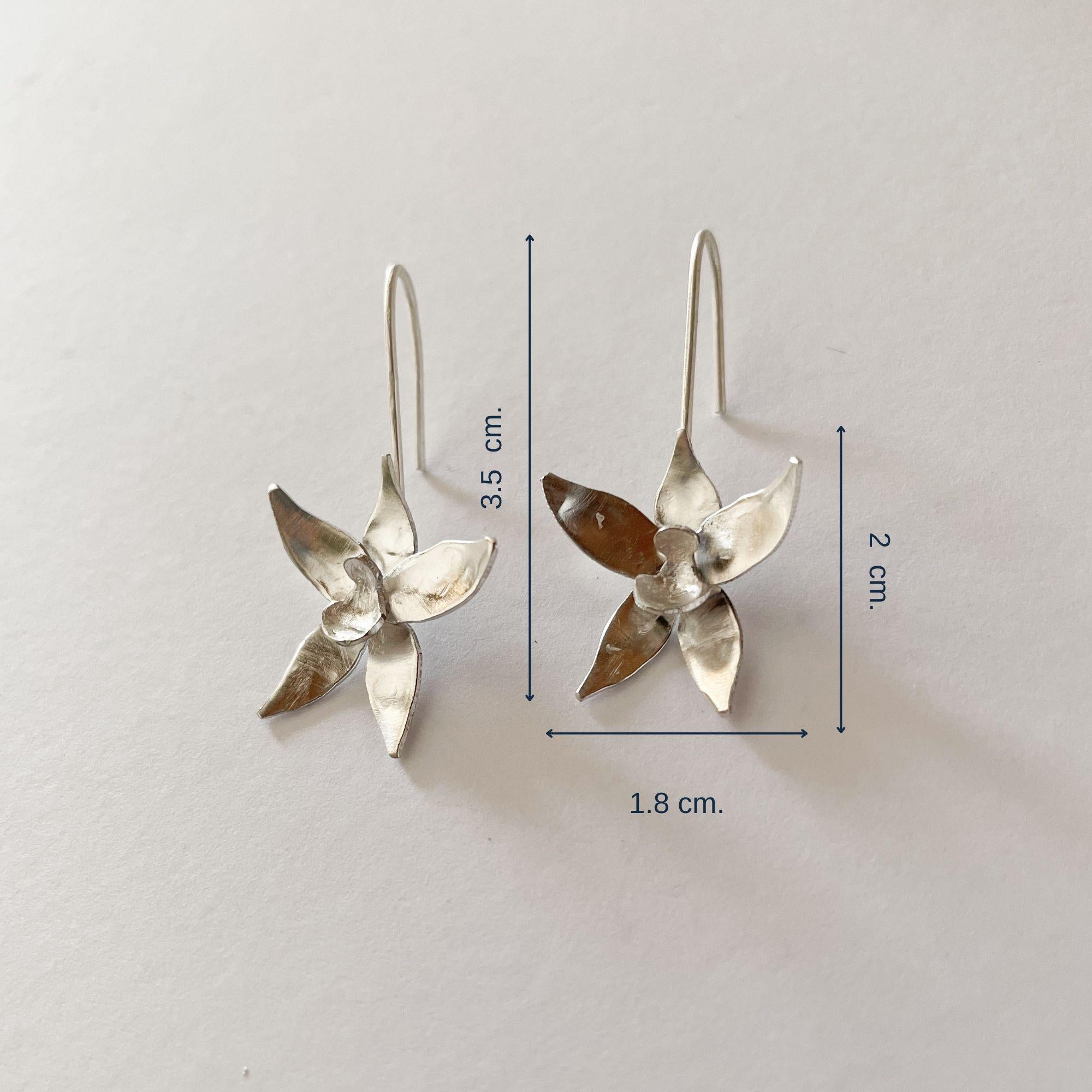 Donna Orecchini Dolores Ortega in argento sterling con orchidea selvatica - Design floreale realizzato a mano in vendita