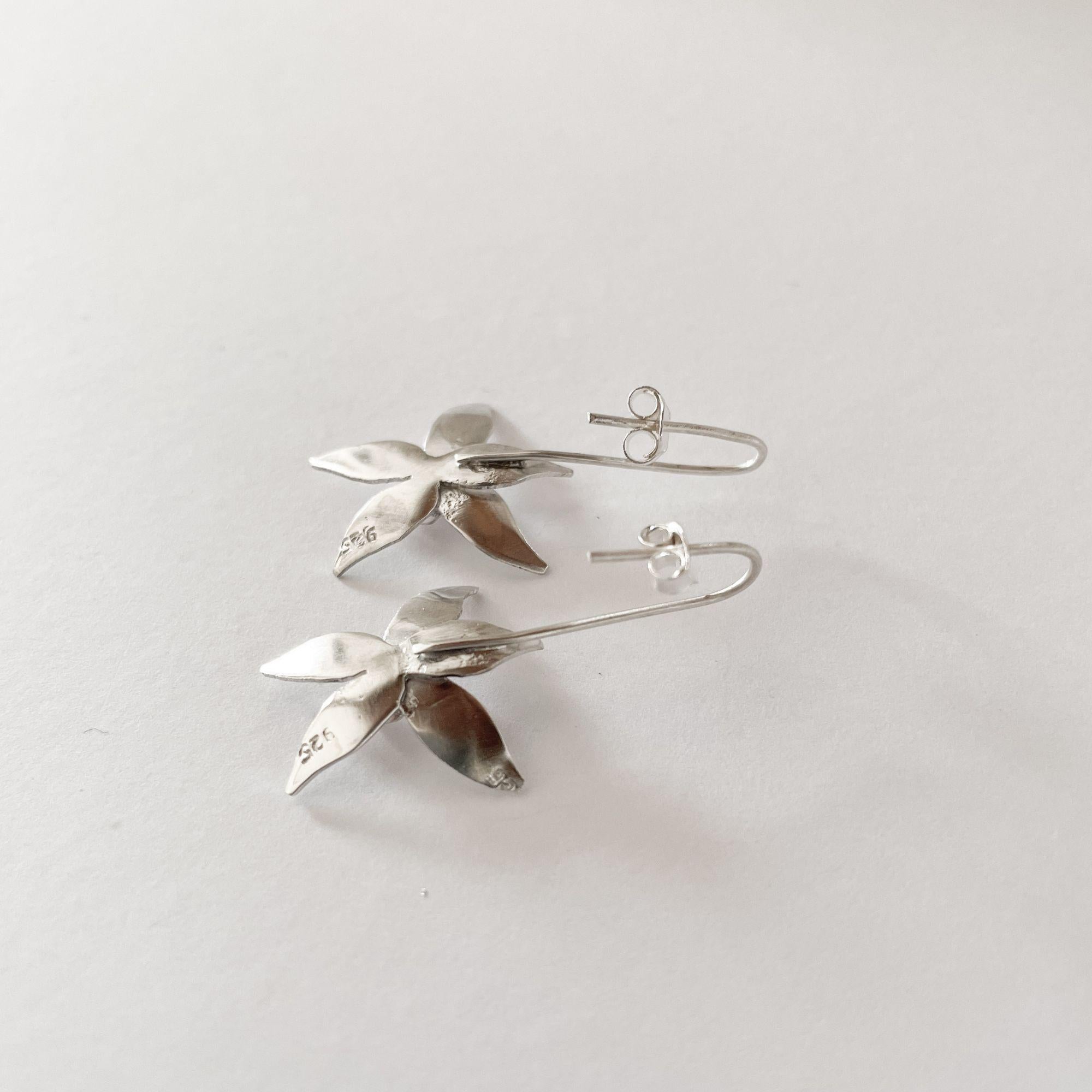 Orecchini Dolores Ortega in argento sterling con orchidea selvatica - Design floreale realizzato a mano in vendita 1