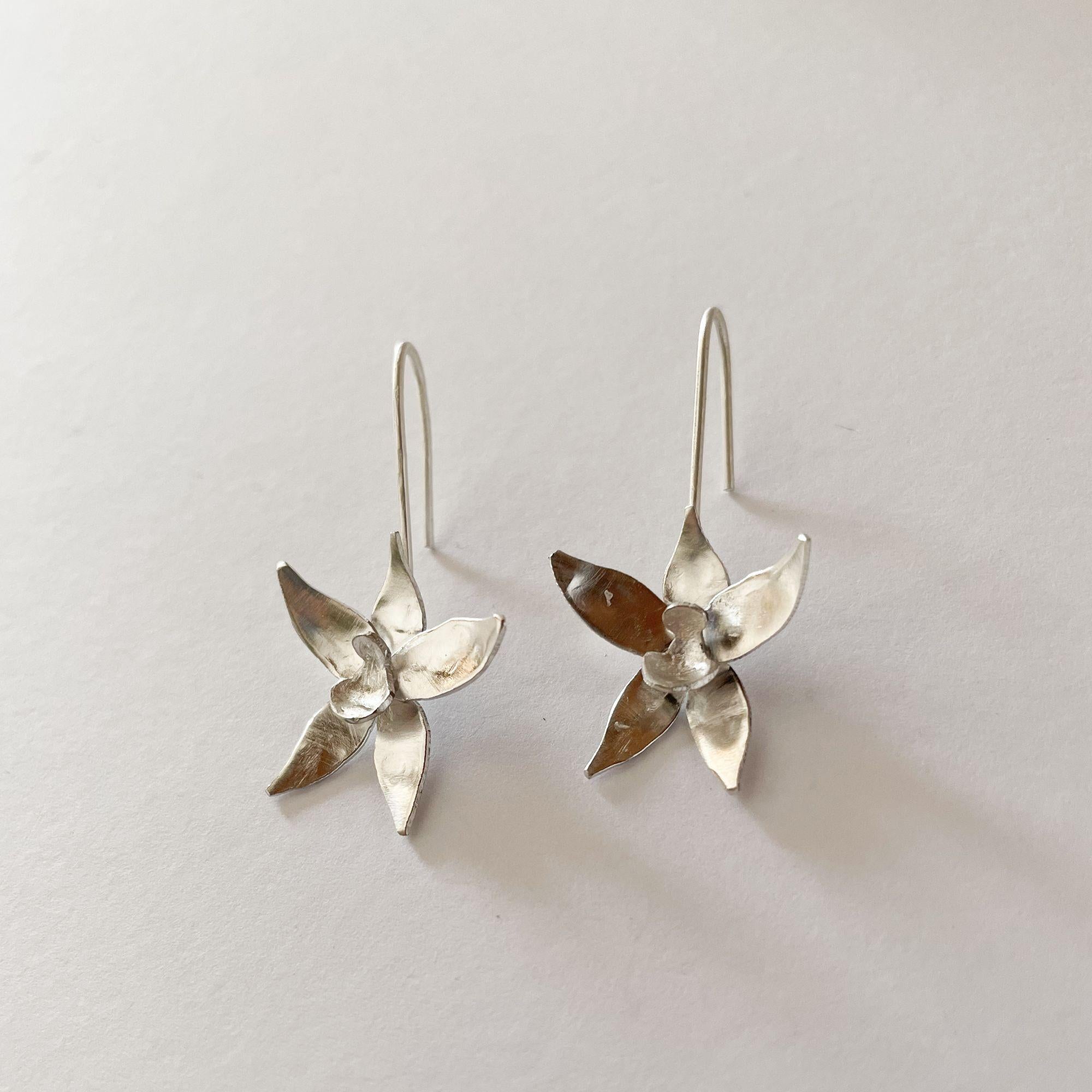 Orecchini Dolores Ortega in argento sterling con orchidea selvatica - Design floreale realizzato a mano in vendita 2
