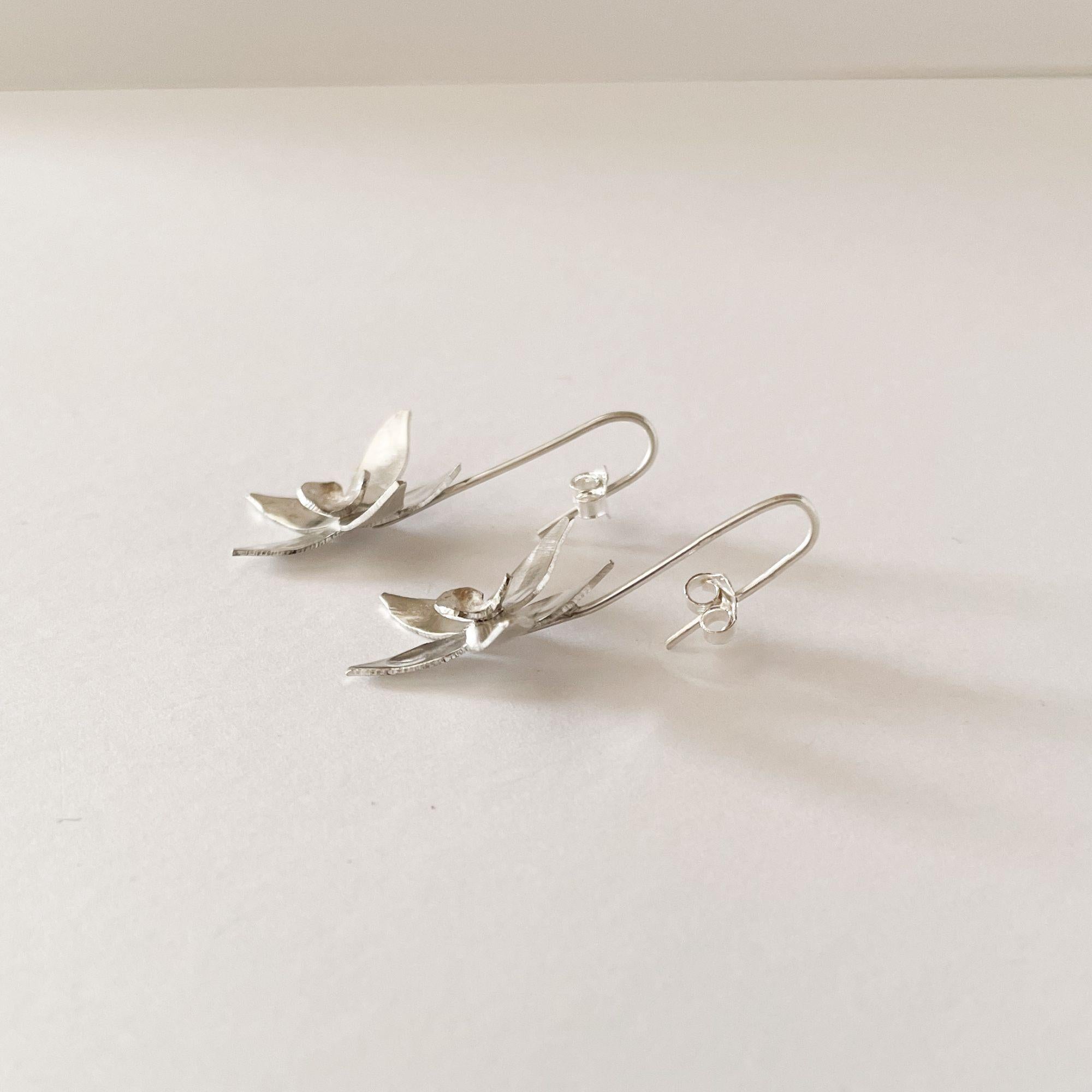 Orecchini Dolores Ortega in argento sterling con orchidea selvatica - Design floreale realizzato a mano in vendita 3