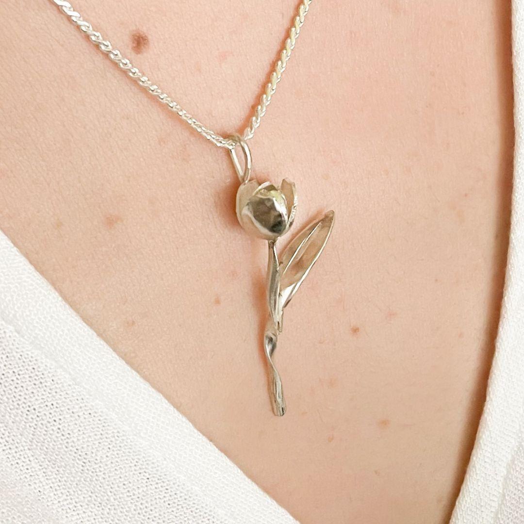 Dolores Ortega Tulip Pendant Necklace in 925 Sterling Silver In New Condition For Sale In Pigüé, AR